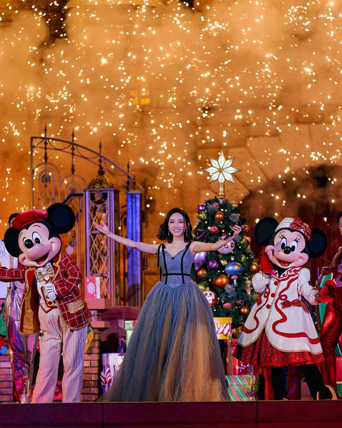 01_閻奕格登上香港「A-Disney-Christmas迪士尼聖誕音樂Live」舞台壓軸演出
