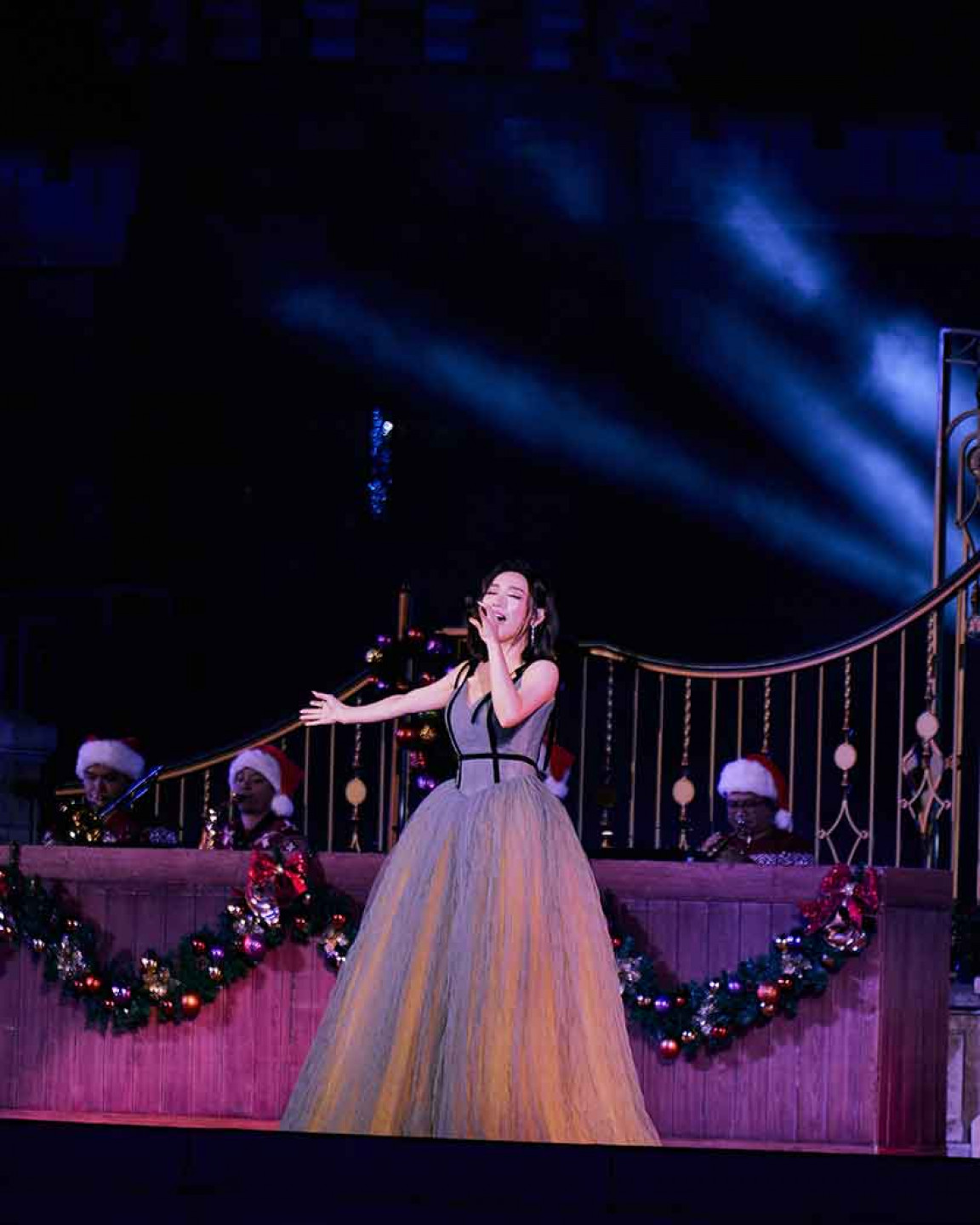 02_閻奕格在香港迪士尼演唱《小美人魚》中英文版〈嚮往的世界〉