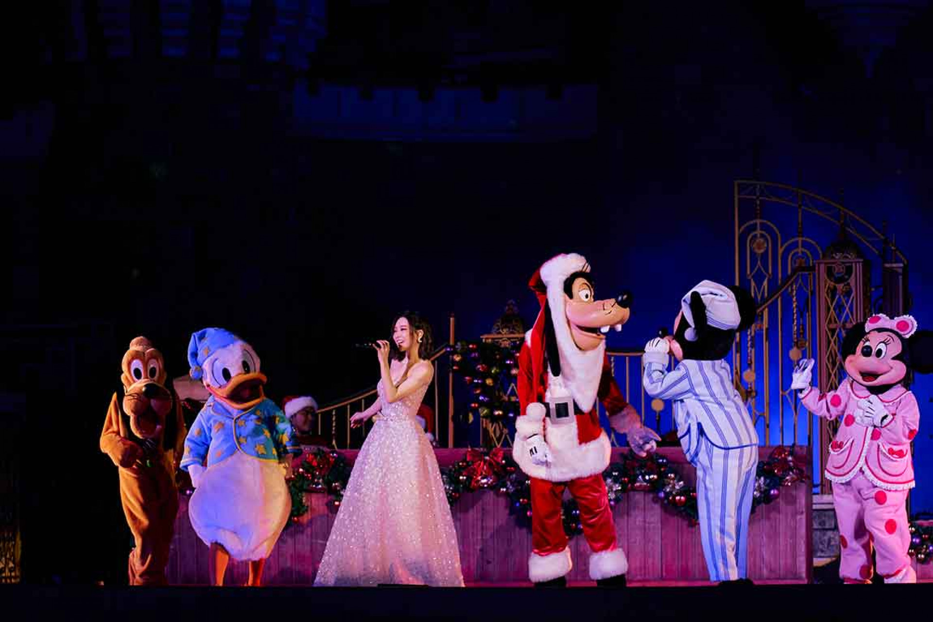 11_閻奕格和迪士尼原型角色共同演唱耶誕歌曲