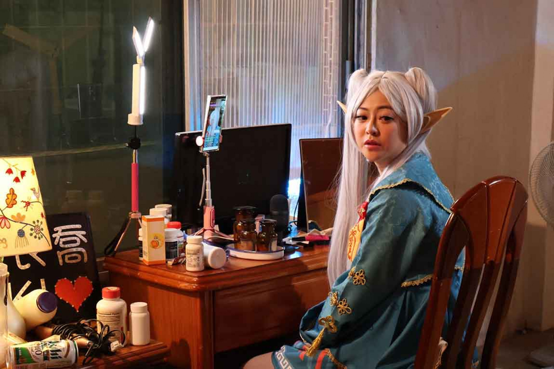 呂衣喬圖說1:人間失格MV講述一名女子的潛在意識覺醒,一步步手刃身處在世俗壓力的人格,最終走向解脫的暗黑驚悚題材