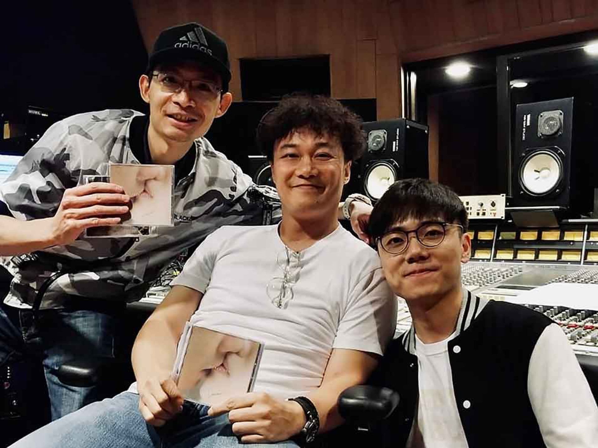 陳奕迅(中)幫林家謙(右)配唱歌曲,左為澤日生
