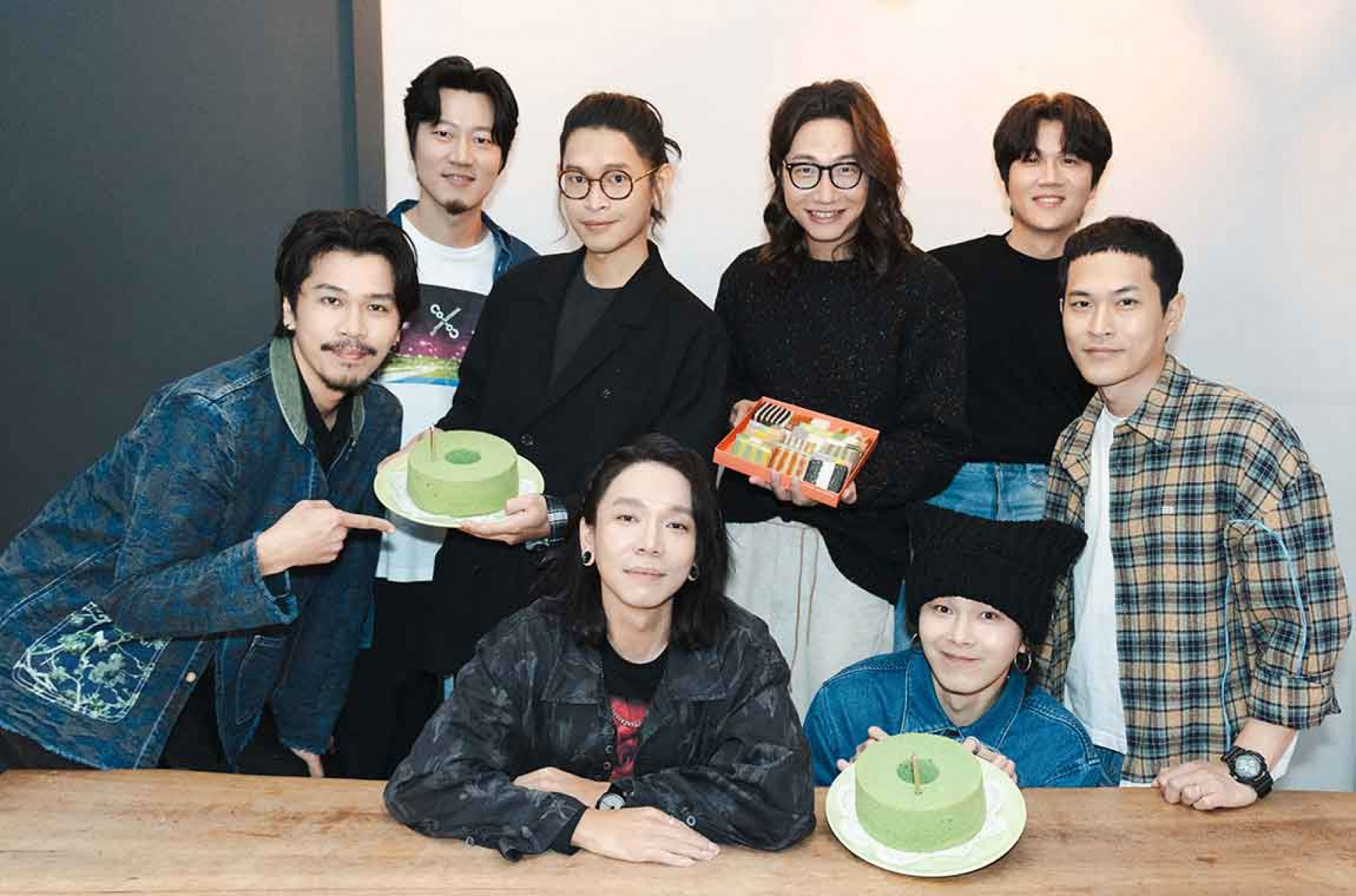 圖01:雙金曲樂團宇宙人、麋先生齊聚享用綠蛋糕與娘惹糕,為12月壽星方Q、喆安、聖皓慶生(相信音樂提供)