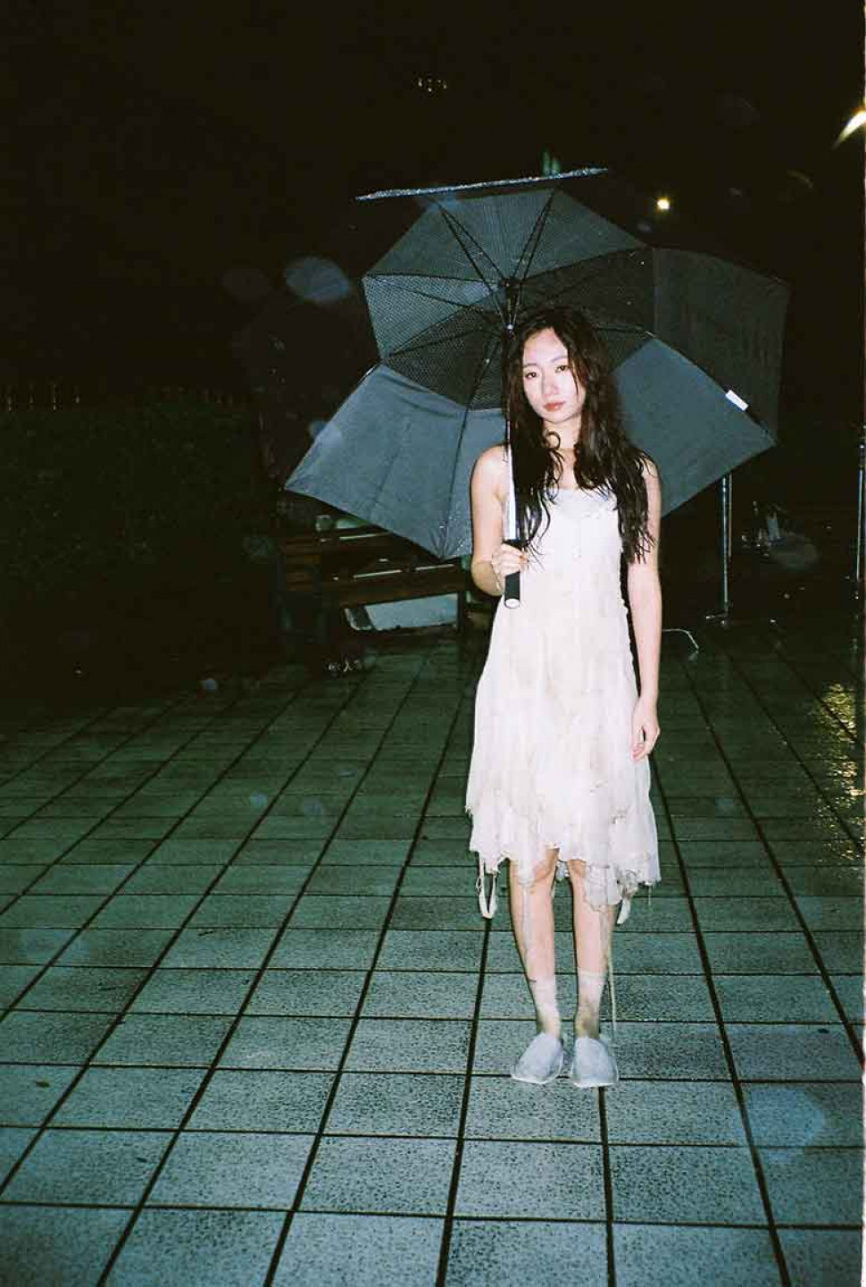 吳卓源日前拍攝-EP主打歌《feathers》MV,當時天氣相當寒冷碰上寒流(照片提供_華風數位)