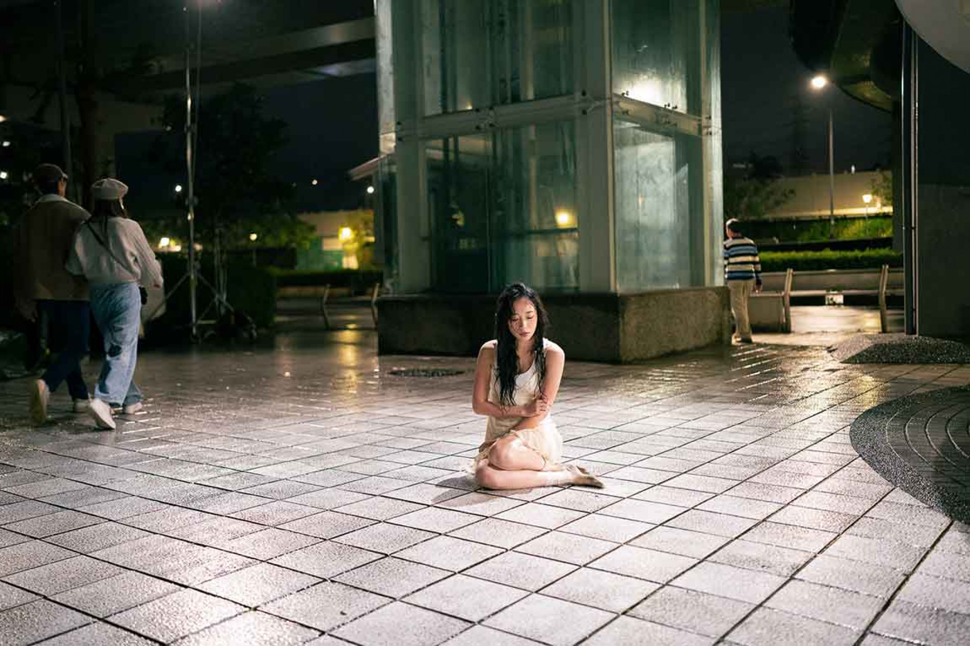 吳卓源拍攝-EP主打歌《feathers》MV時,經歷長達十小時的雨中拍攝(照片提供_華風數位)。