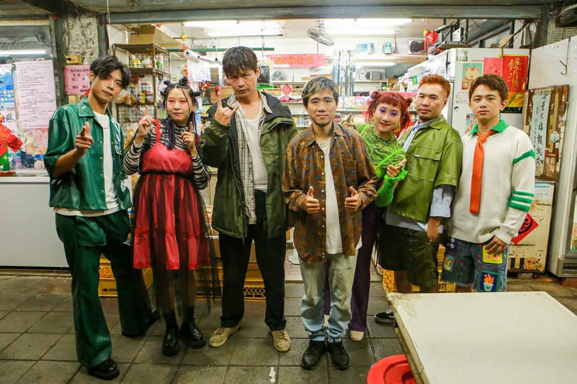 Tickle-Tickle與黃鐙輝(左3)、非人物種阿顯(右4)