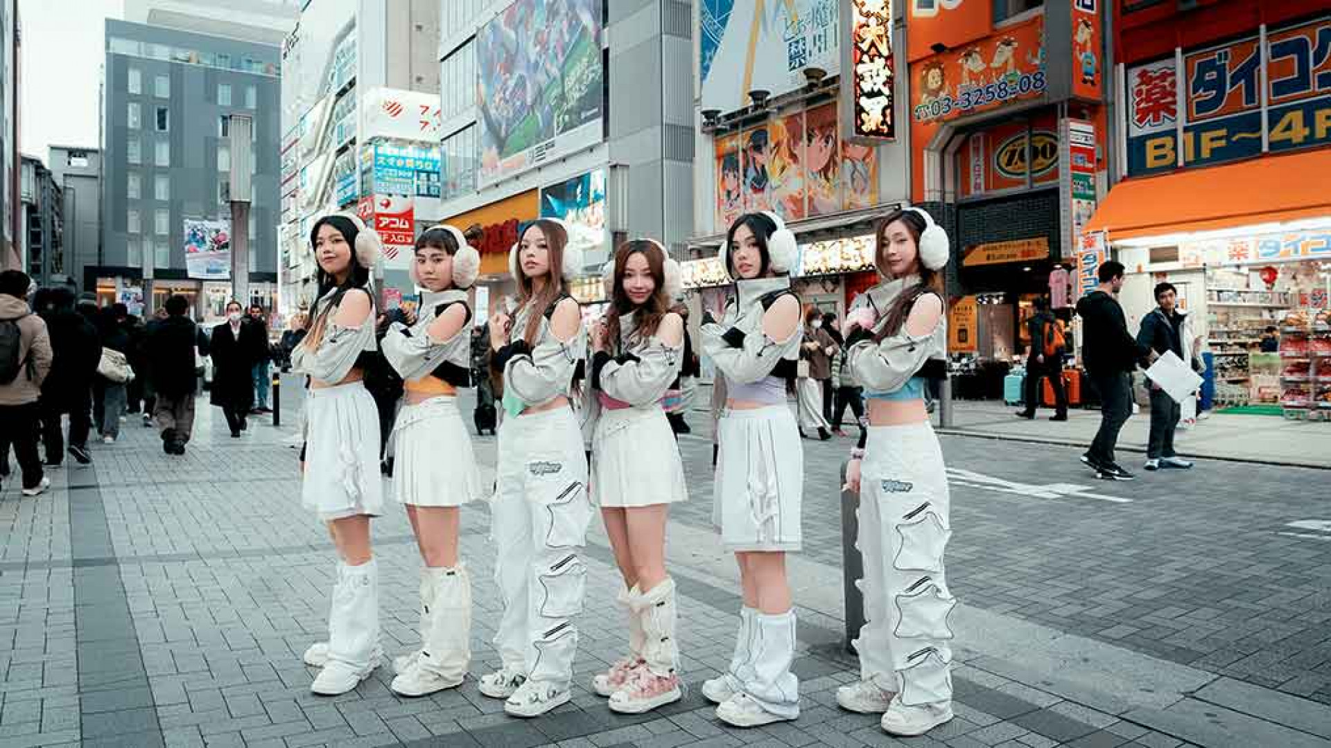 babyMINT在秋葉原(左起:丞妘、品妡、粼粼、栩栩、Vikky、熙妍)