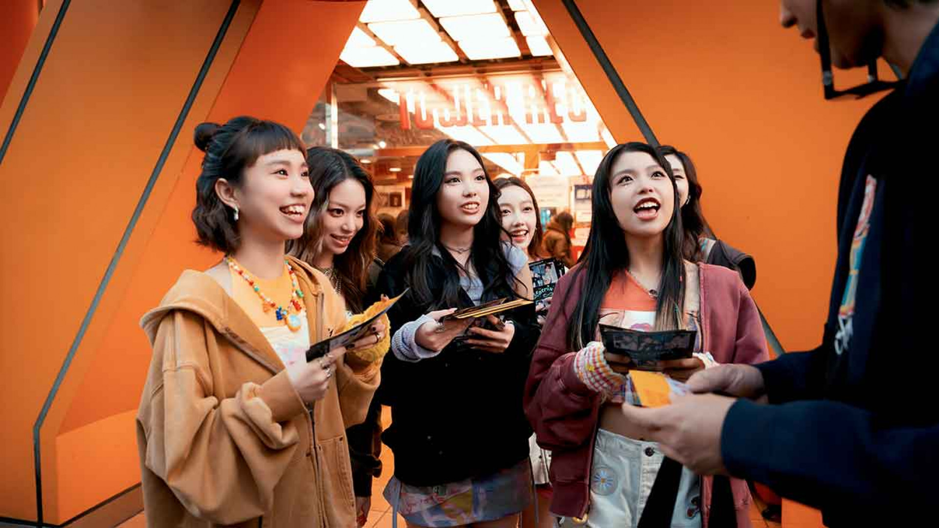 babyMINT發傳單(左起:品妡、粼粼、Vikky、栩栩、丞妘、熙妍)