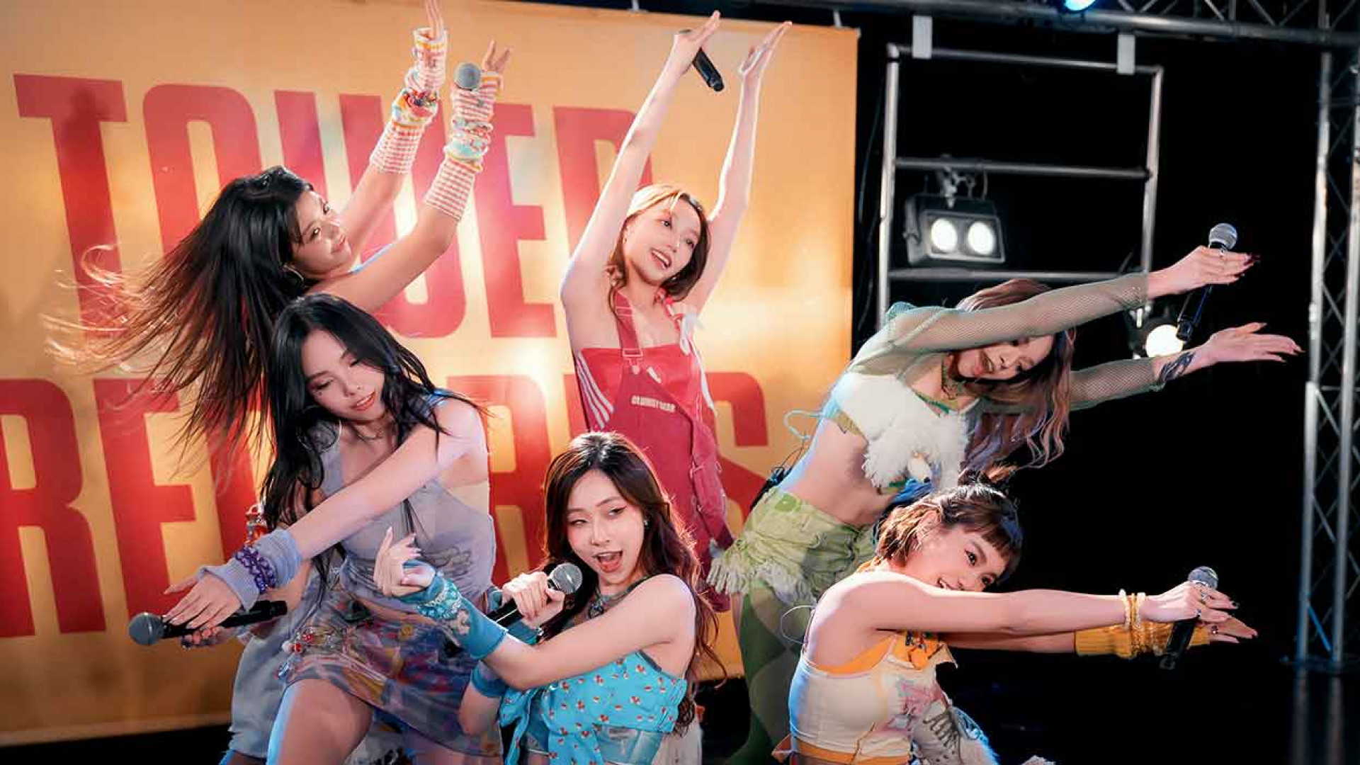 babyMINT演出_3(中:栩栩/左起:丞妘、Vikky、熙妍、品妡、粼粼)