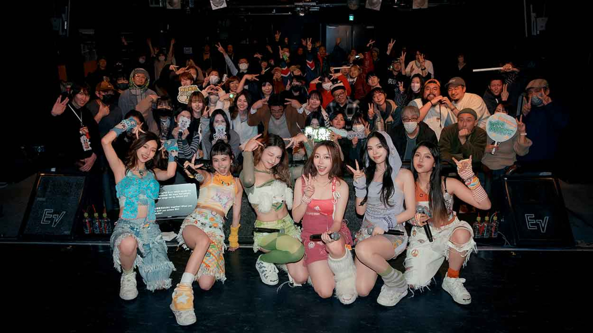 babyMINT演出與觀眾合照(左起:熙妍、品妡、粼粼、栩栩、Vikky、丞妘)