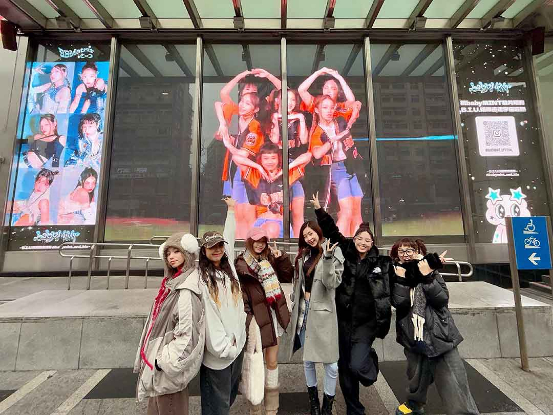 babyMINT認證信義區粉絲應援(左起:粼粼、丞妘、栩栩、熙妍、Vikky、品妡)
