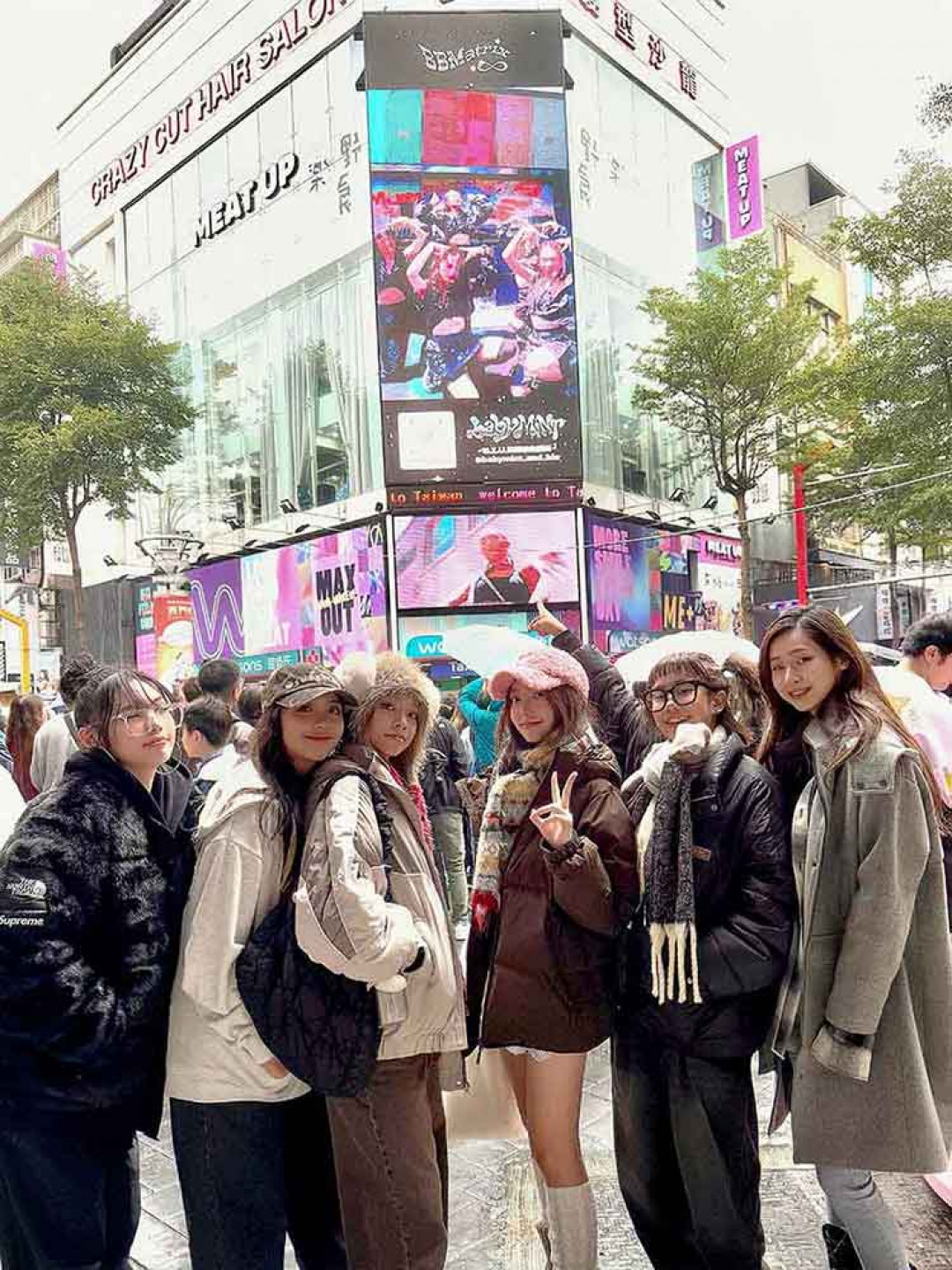 babyMINT認證西門町粉絲應援(左起:Vikky、丞妘、粼粼、栩栩、品妡、熙妍)
