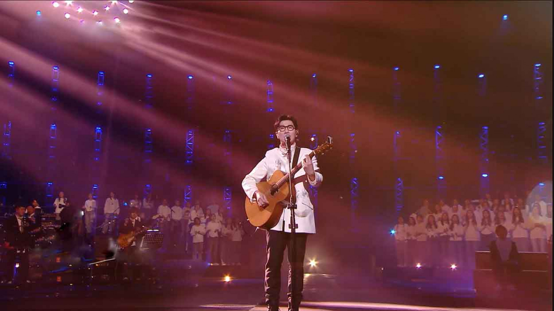 品冠日前再次站上北京衛視跨年的舞台,他還特地帶來李宗盛大哥贈送他的第一批手工吉他「李吉他」,演唱〈山丘〉與〈凡人歌〉。(照片提供:種子音樂)