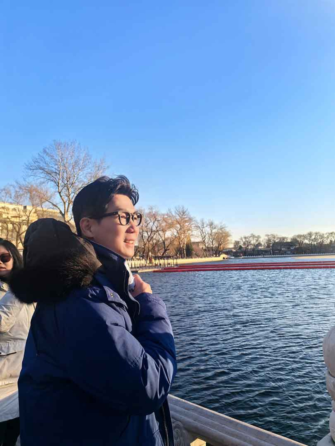 品冠趁著去北京的時候,去熱門打卡景點之一的什剎海。(照片提供:種子音樂)