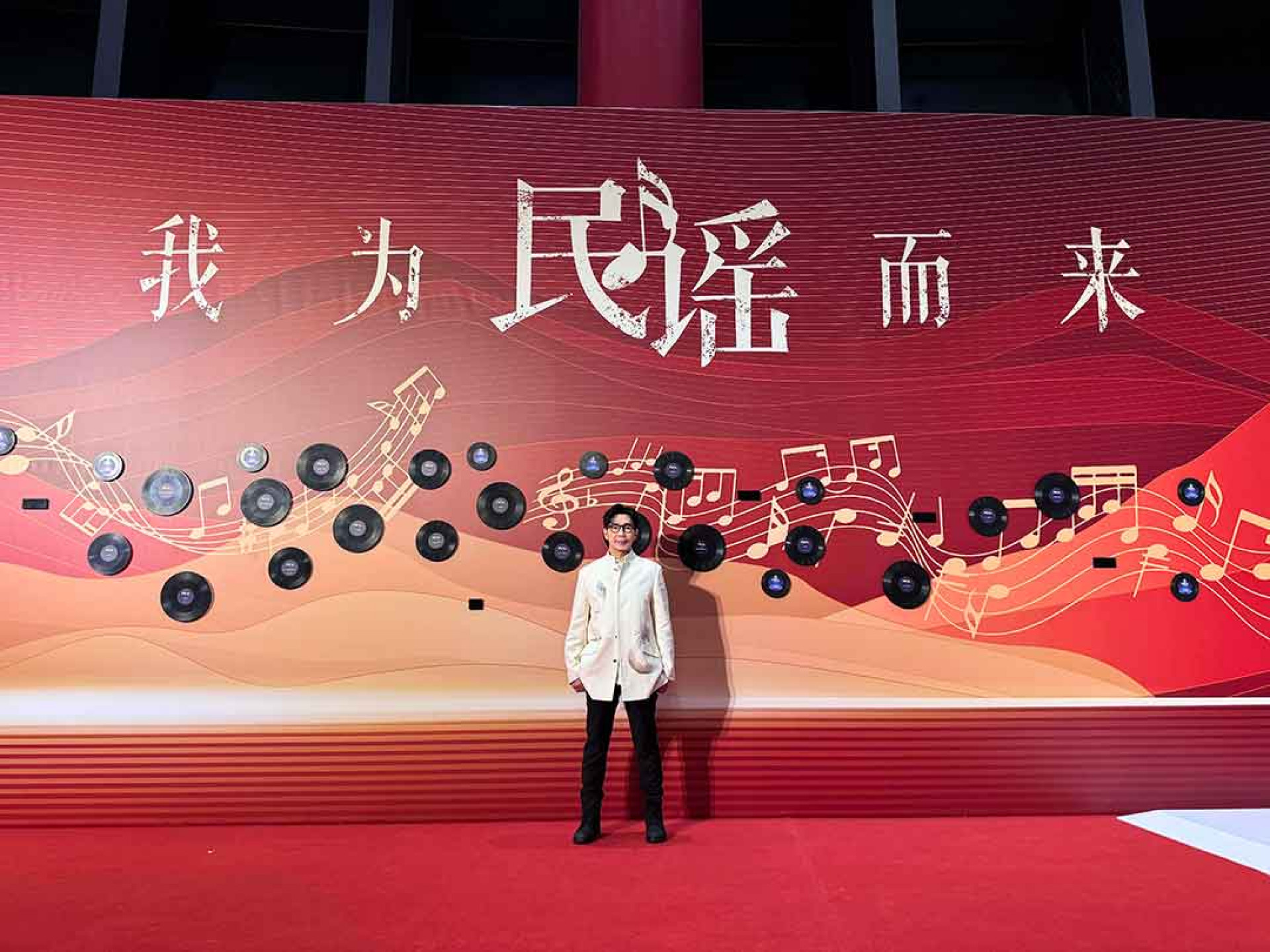 品冠日前站上北京衛視跨年的預錄舞台,今年的主題為「我為民謠而來」。(照片提供:種子音樂)