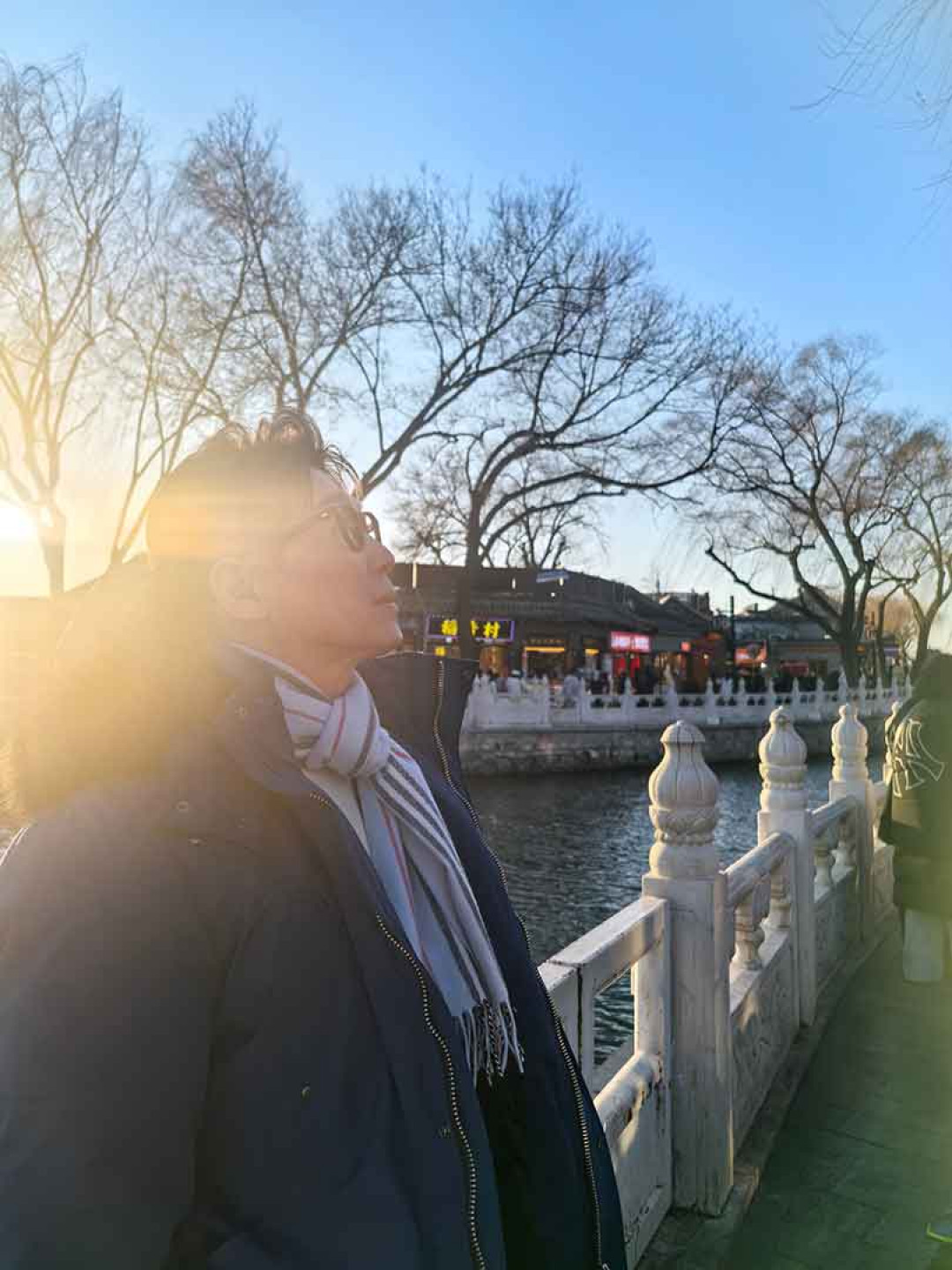 品冠趁空檔去什剎海旅遊，周邊風景優美，感到非常悠閒。（照片提供：種子音樂）
