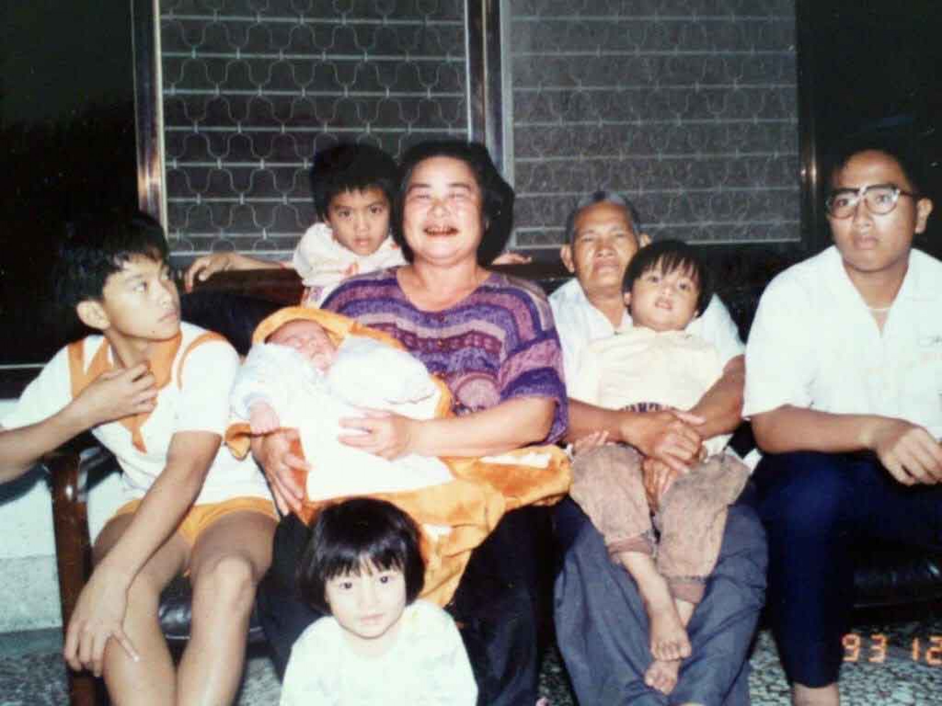 剛滿月的Morikilr-孔亞明被奶奶抱在懷中