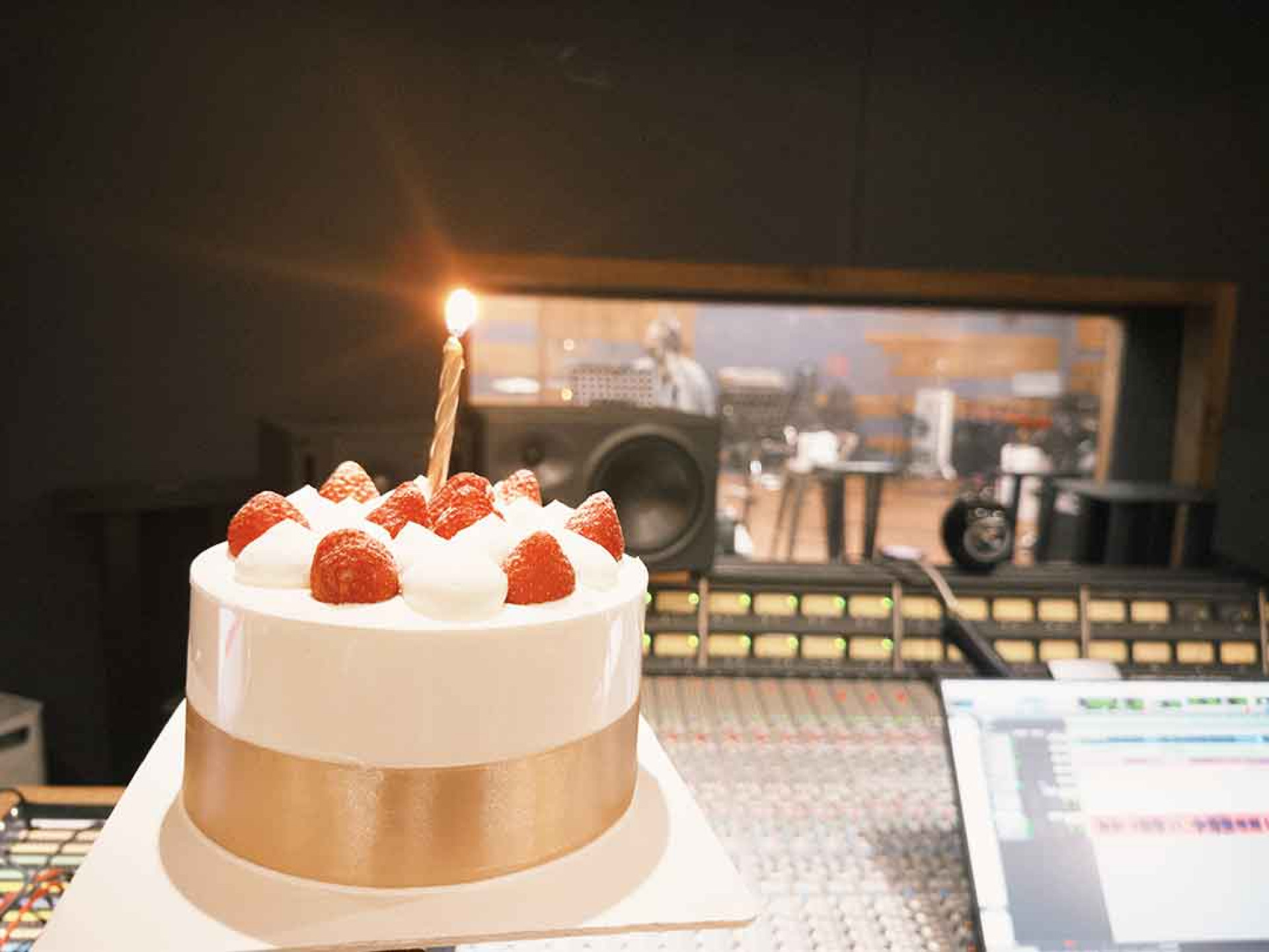 圖04:家家生日前夕錄音殺青,同事暖心幫她慶生,開心許下生日願望。(相信音樂提供)