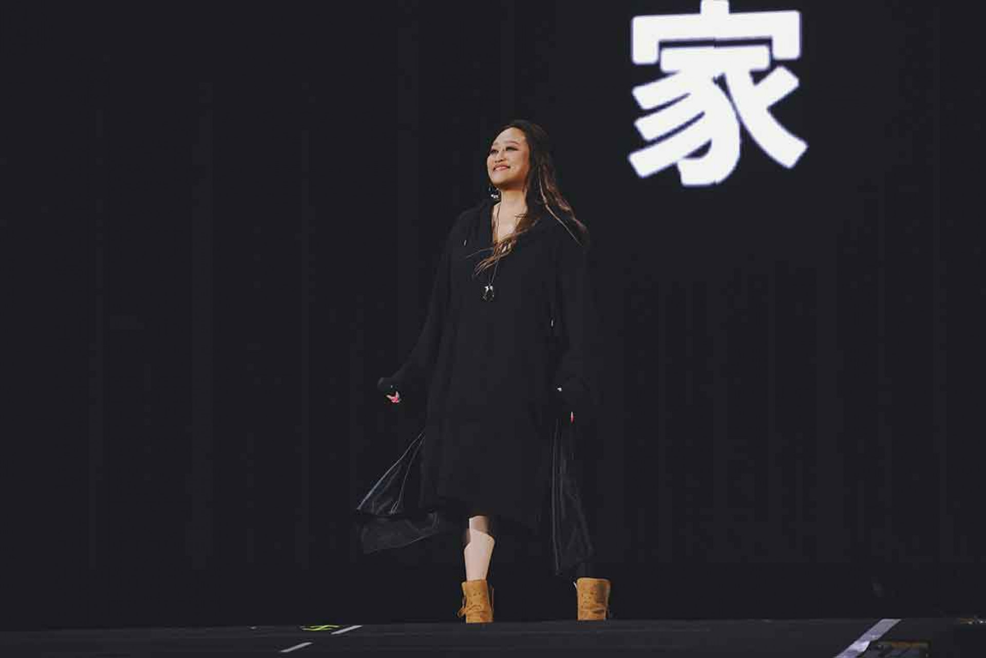 圖02:經典情歌〈家家酒〉、〈命運〉堪稱「耐聽神曲」,成為尾牙指定曲目。(相信音樂提供)