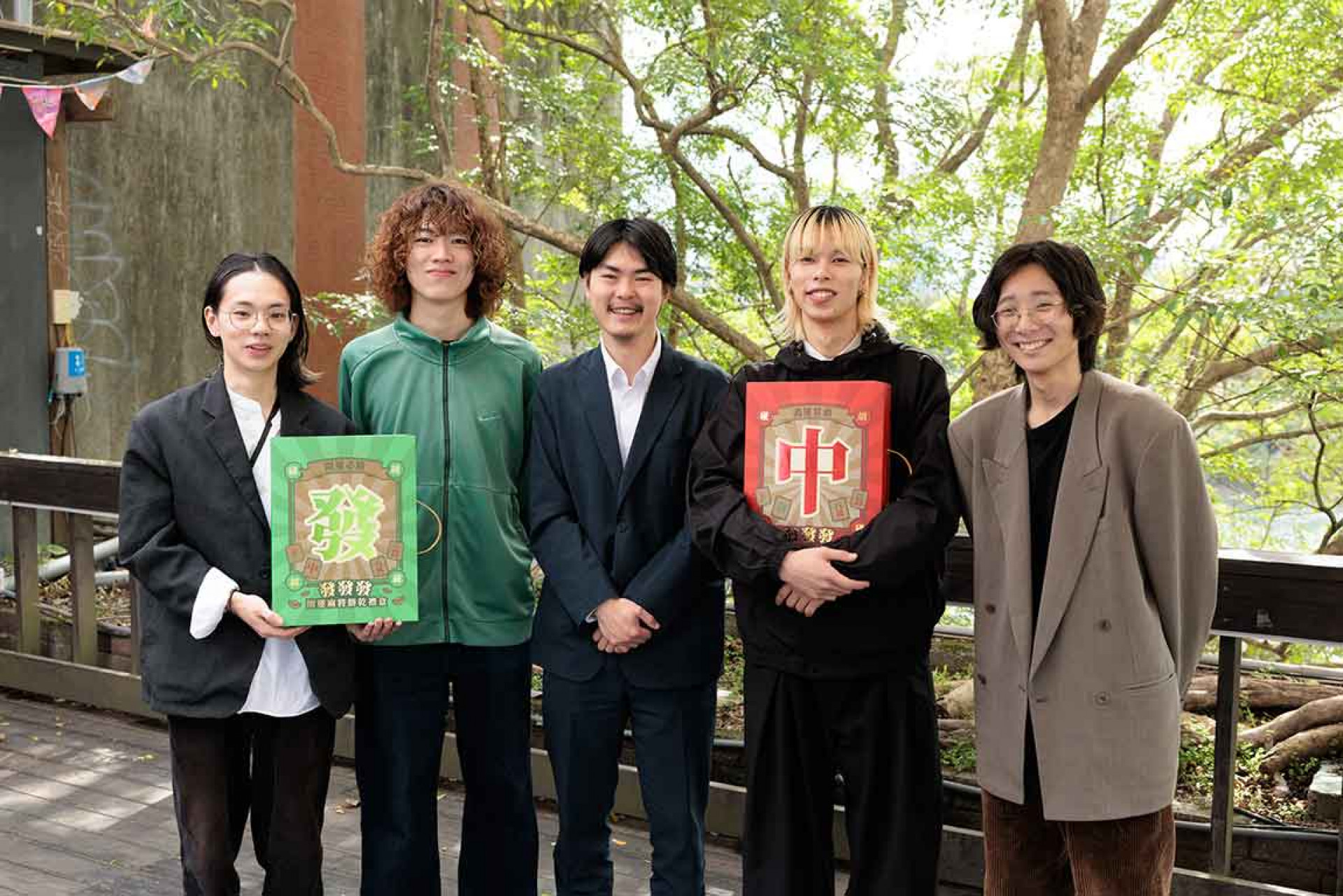 luv拿著「中」與「發」字樣的造型餅乾,期望ALL-PASS_華納音樂國際部JPOP提供