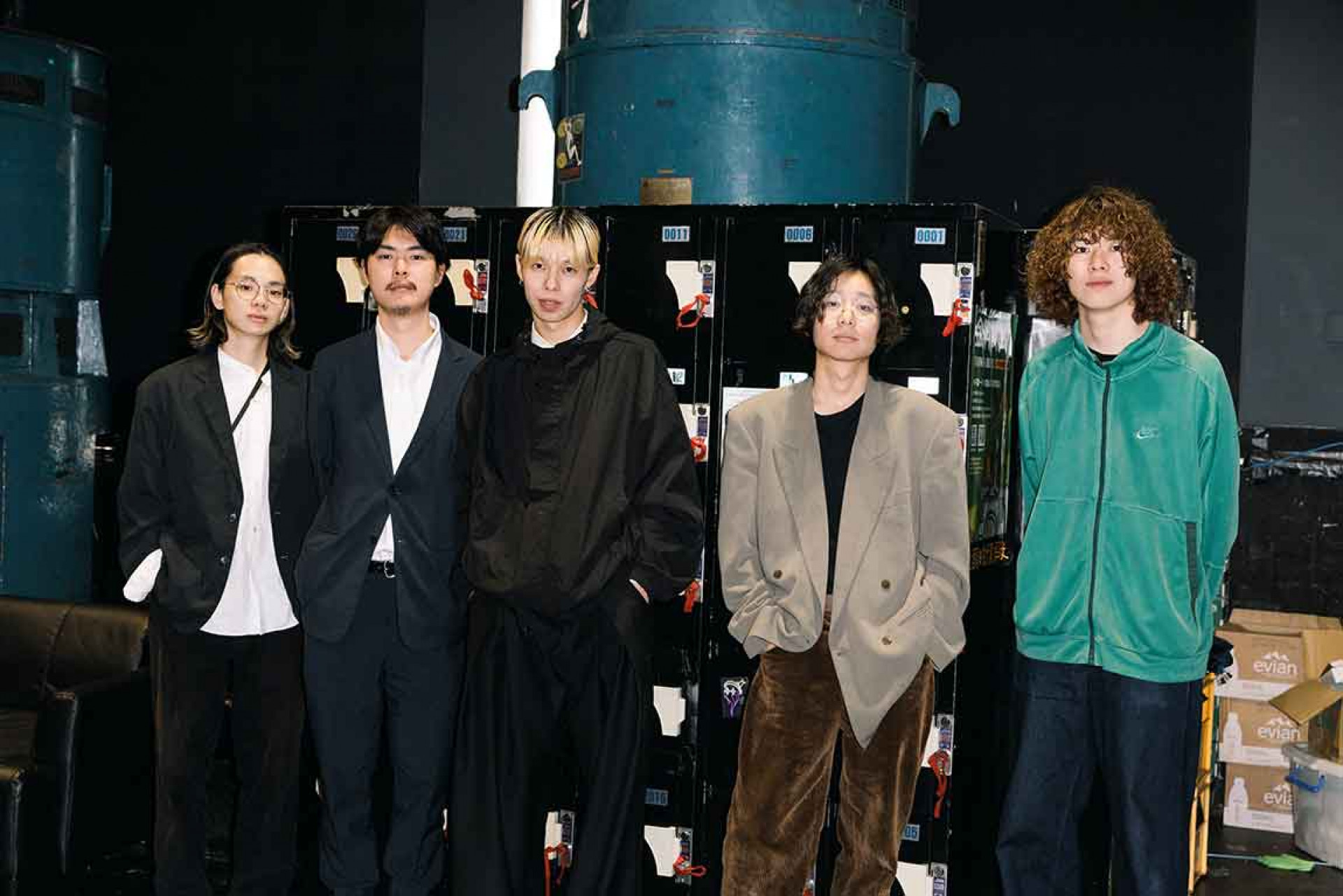 左到右--Sho(鼓)、Rosa(鍵盤)、Hiyn(主唱吉他)、Zum(貝斯)、Ofeen(DJ)_華納音樂國際部JPOP提供