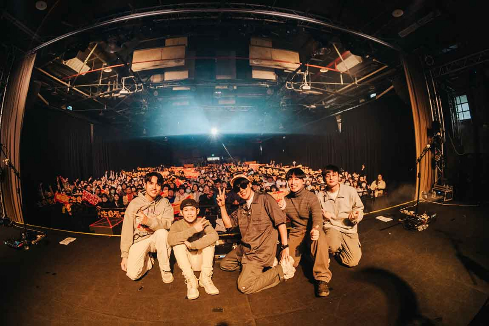 芒果醬合照_-左一:有倫-_-左二:鼓手-聖智-_中:主唱-佐治-_-右二:貝斯手-皝達_-(右一為樂手)