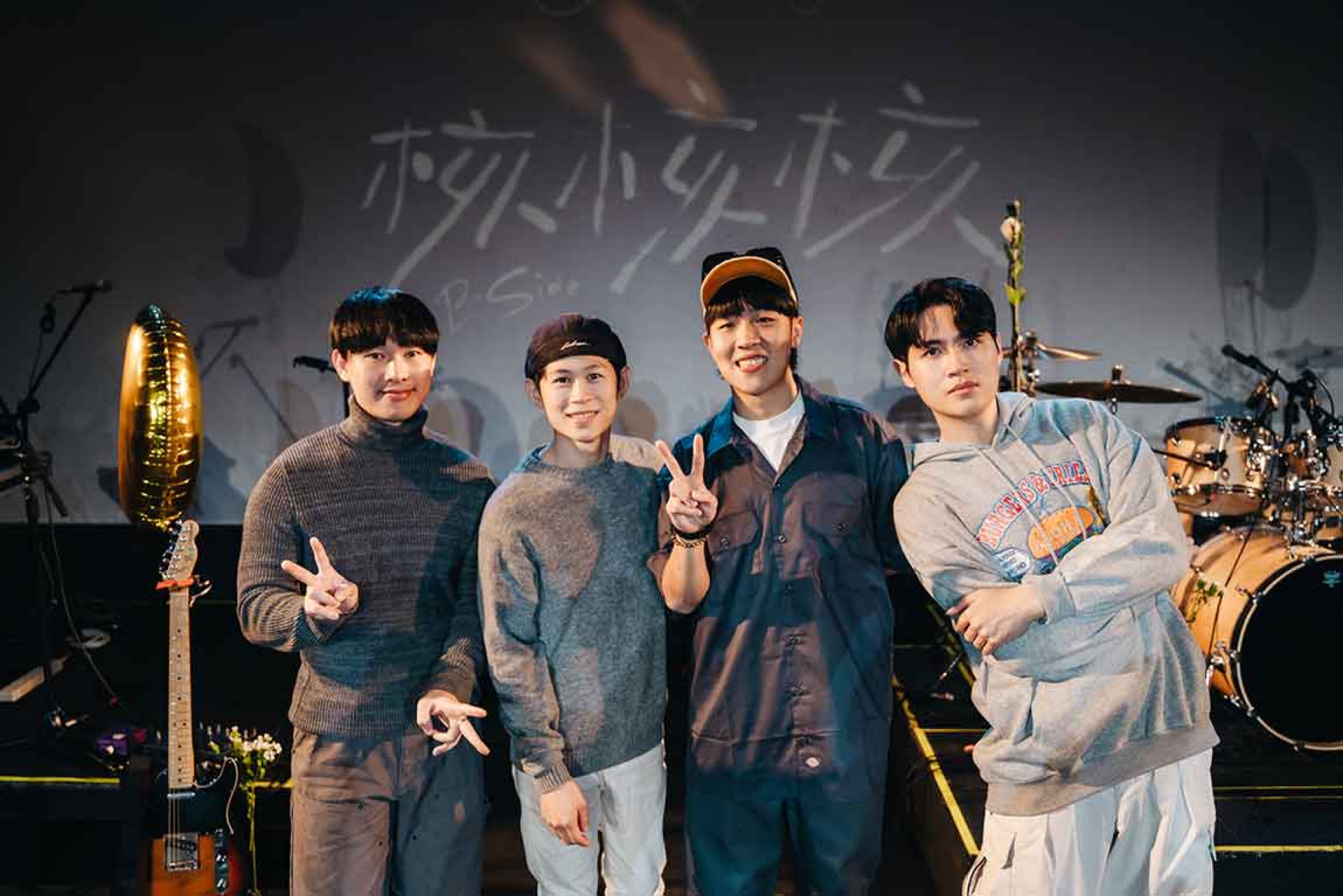 芒果醬合照＿右一：吉他手-有倫-_-右二：主唱-佐治_-左二：鼓手-聖智-_左一：貝斯手-皝達