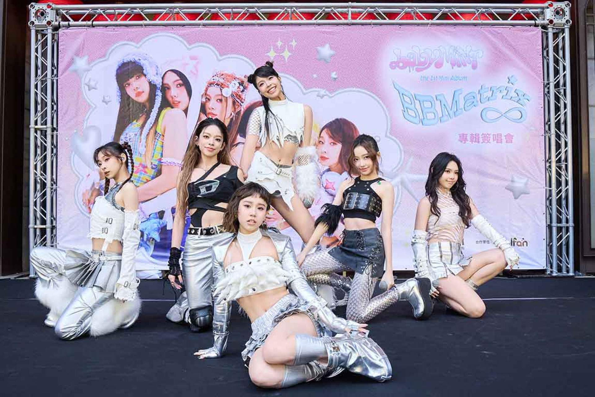 babyMINT_5(前排:品妡/中排左起:熙妍、粼粼、栩栩、Vikky/後排:丞妘))