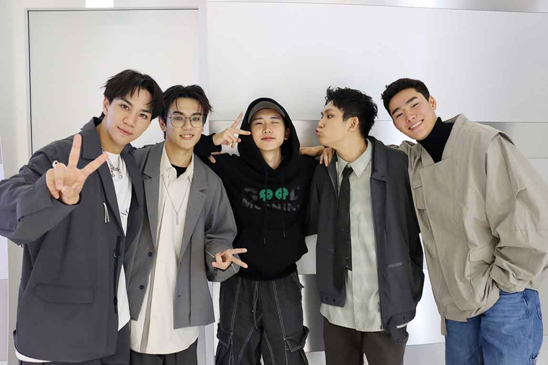 AcQUA源少年五位成員到齊慶祝,左起:李秉諭、盧佾暘、黃莑茗、林毓家、須弘道(照片提供:種子音樂)