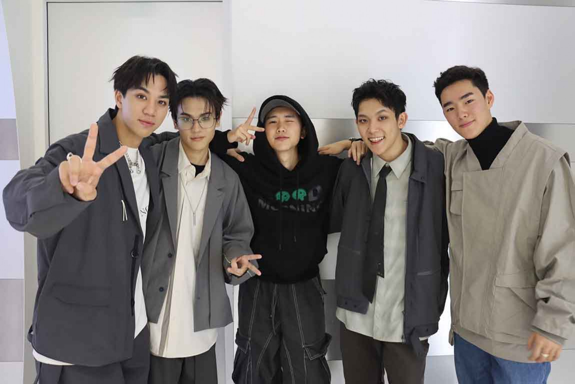 AcQUA源少年成員表達對隊長黃莑茗非常想念,左起:李秉諭、盧佾暘、黃莑茗、林毓家、須弘道(照片提供:種子音樂)