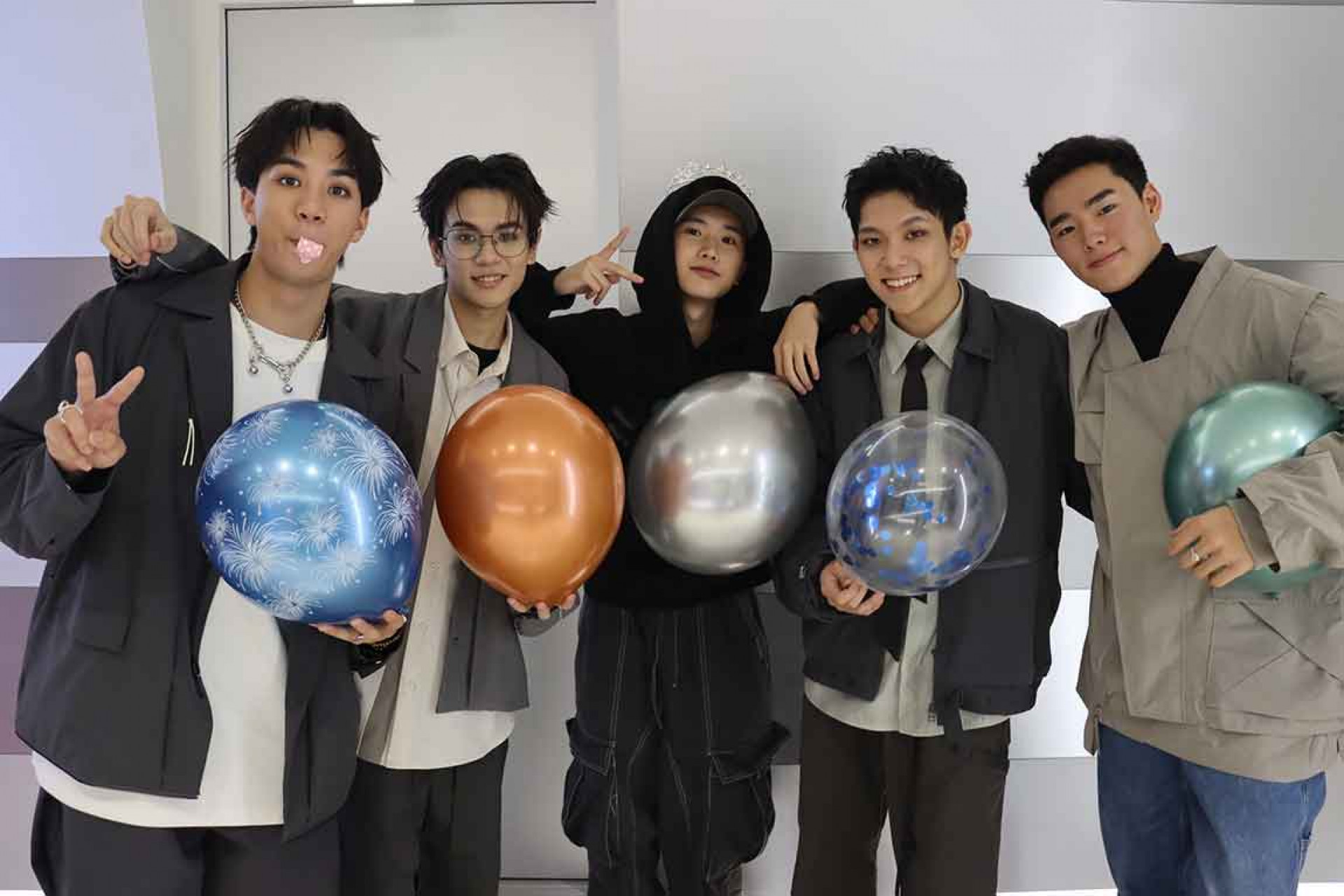 AcQUA源少年成員為隊長黃莑茗提前慶祝回歸團隊,左起:李秉諭、盧佾暘、黃莑茗、林毓家、須弘道(照片提供:種子音樂)