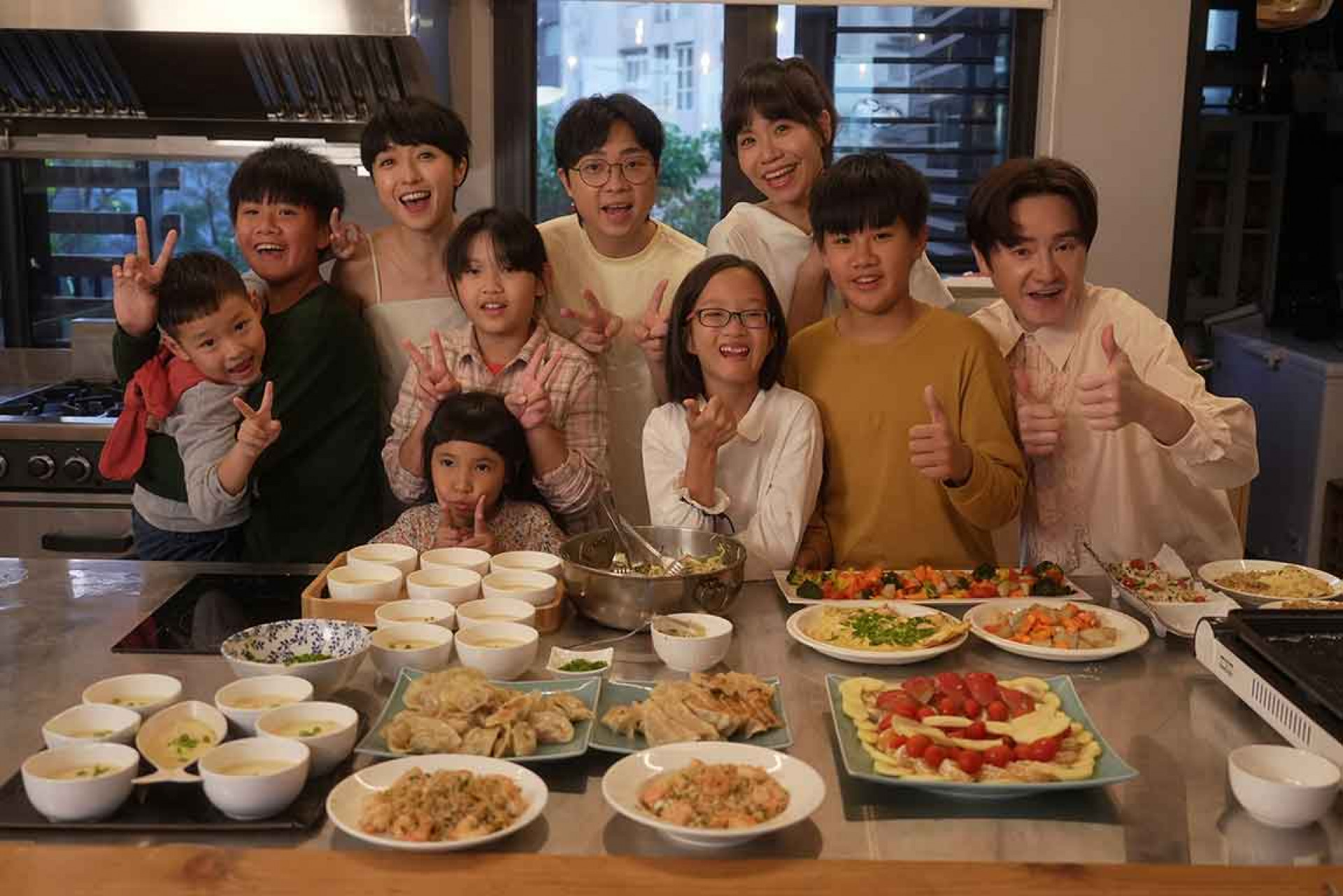 旺福跟著一群在樂扶基金會長大的孩子拍攝新歌MV