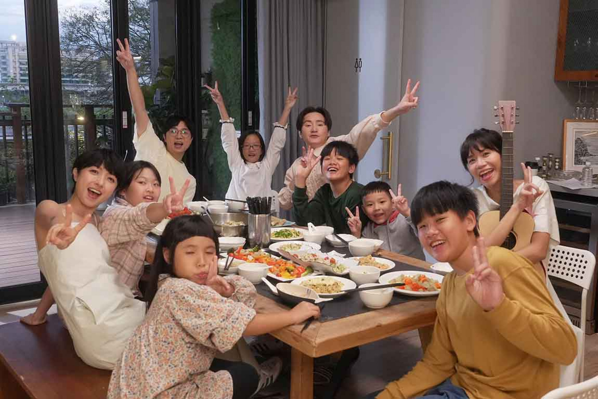 旺福四位成員拿出精湛廚藝,端出一桌好菜有如提前圍爐