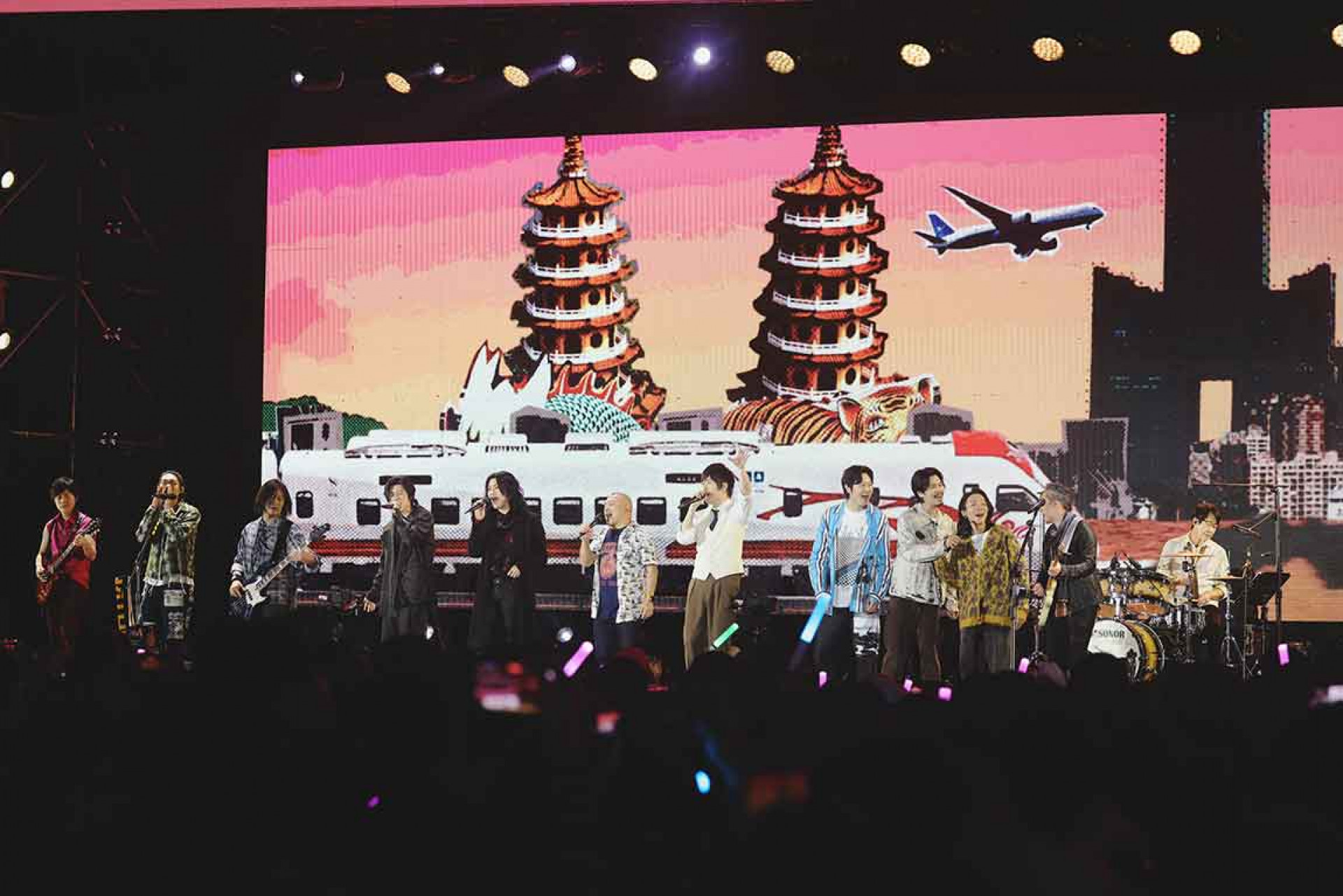 麋先生感謝師兄五月天號召響應《Just-Love-It!一路向東》,兩團首度夢幻同台引爆全場。(相信音樂提供)