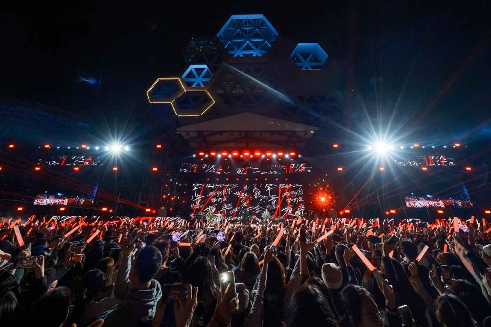 全場觀眾隨著麋先生的音樂,齊手揮動手燈,形成一片壯麗燈海。(相信音樂提供)