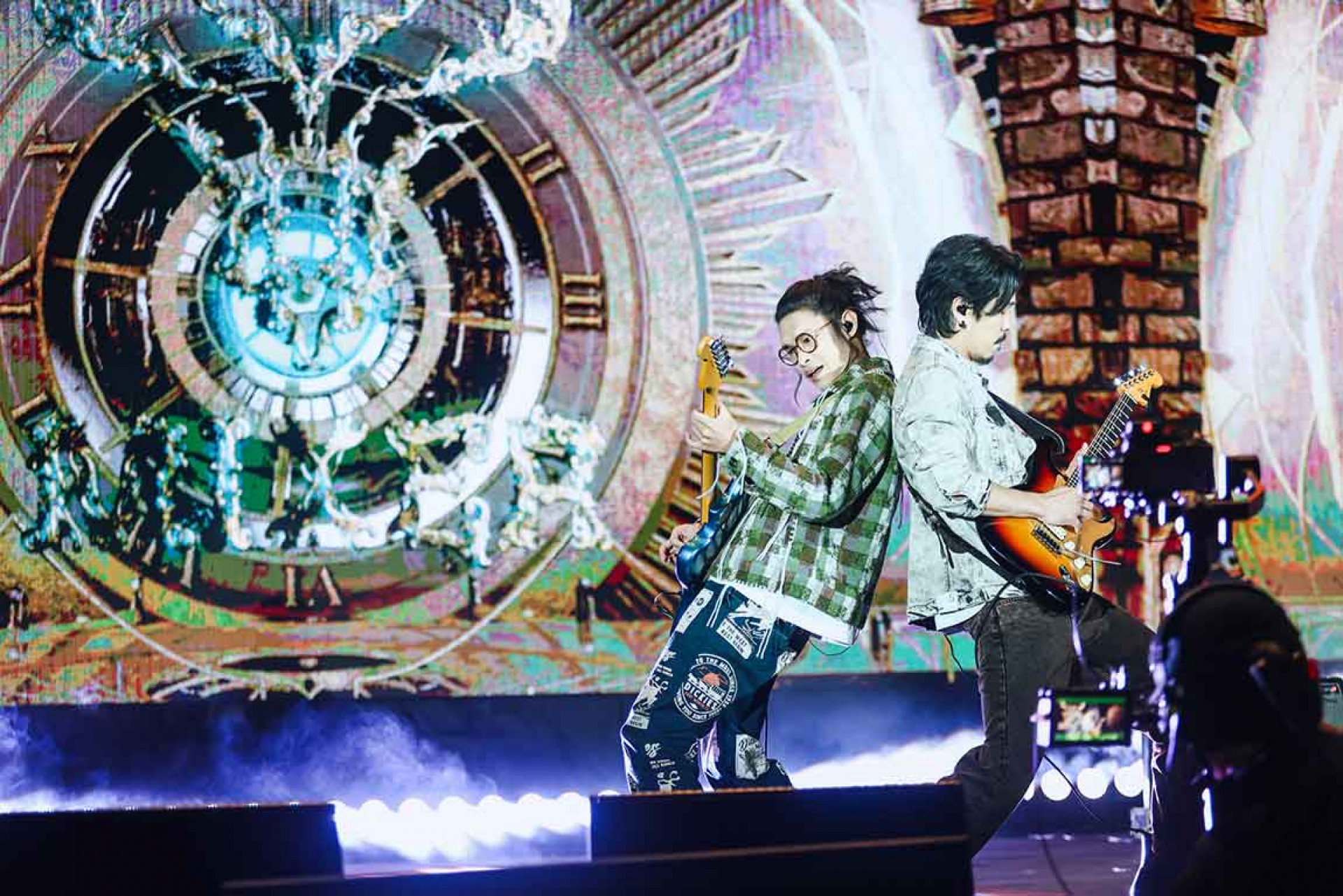 吉他手喆安、小B。(相信音樂提供)