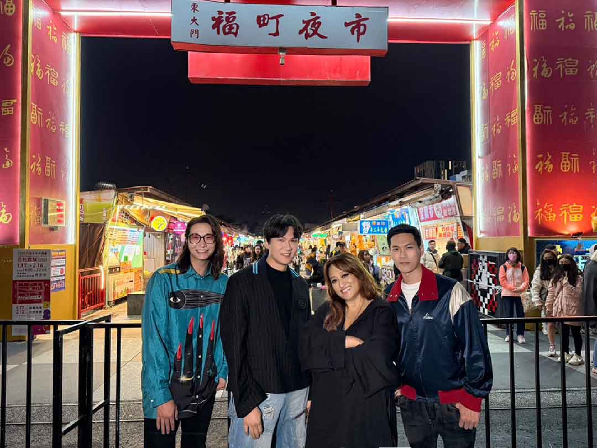 「夜市王」冠軍東大門夜市搬進《Just-Love-It!一路向東》後台 家家、宇宙人大快朵頤花蓮當地美食。(相信音樂提供)