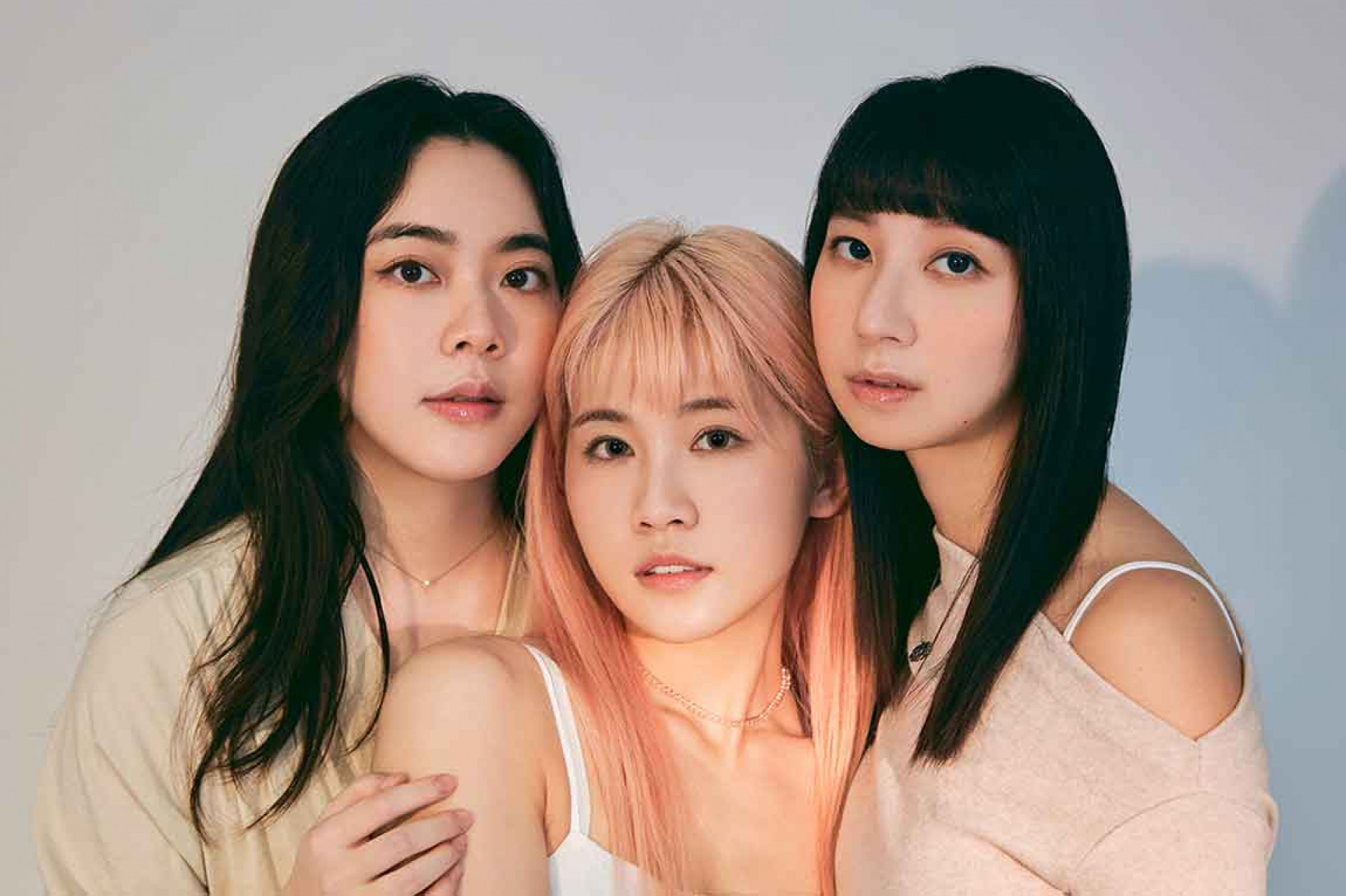 奶油貝狗咬邀請「好樂團」主唱瓊文(右)與發行《聽某某誰說》專輯的徐靖玟(左)一同合作,將三位女生截然不同的音色交織出冬日暖心單曲〈兩個一個人〉。(圖/奶油貝狗咬-提供)(1)