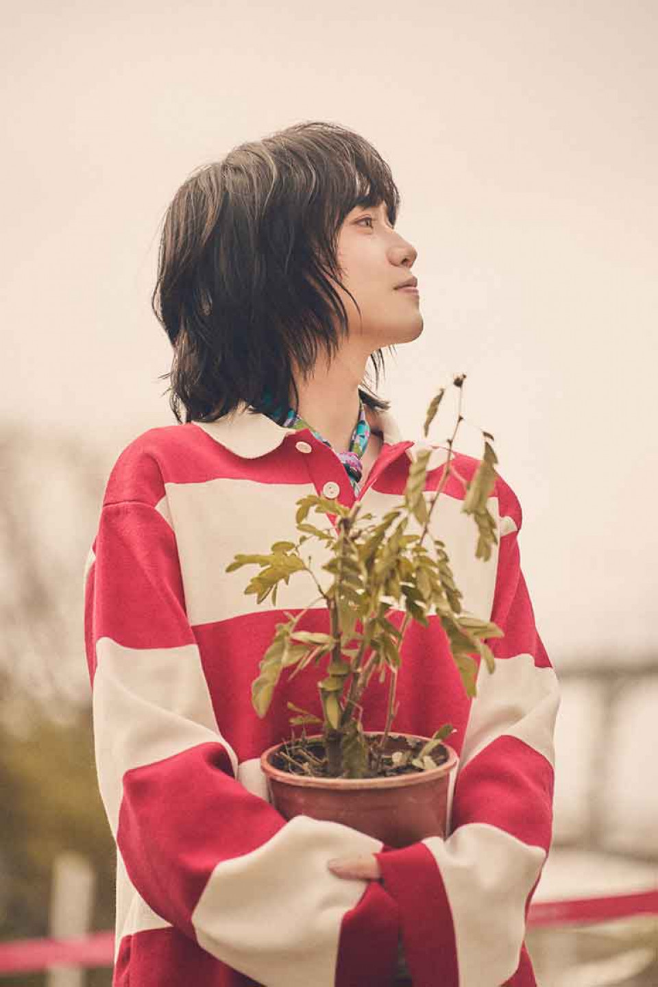 曾透露自己心裡嚮往的戀愛是瘋狂的,更自喻〈再一次就好〉是一首「登大人」的歌