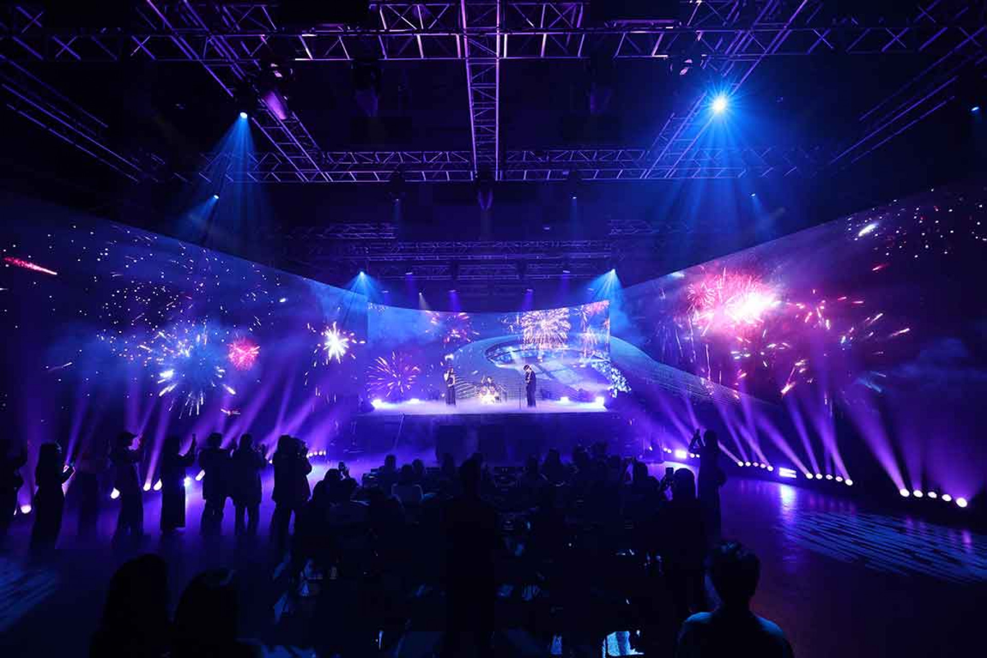 記者會現場以888片LED組成的壯觀弧形LED螢幕包覆全場,告五人彷彿提前演練站上世運舞台的感覺。(相信音樂提供)