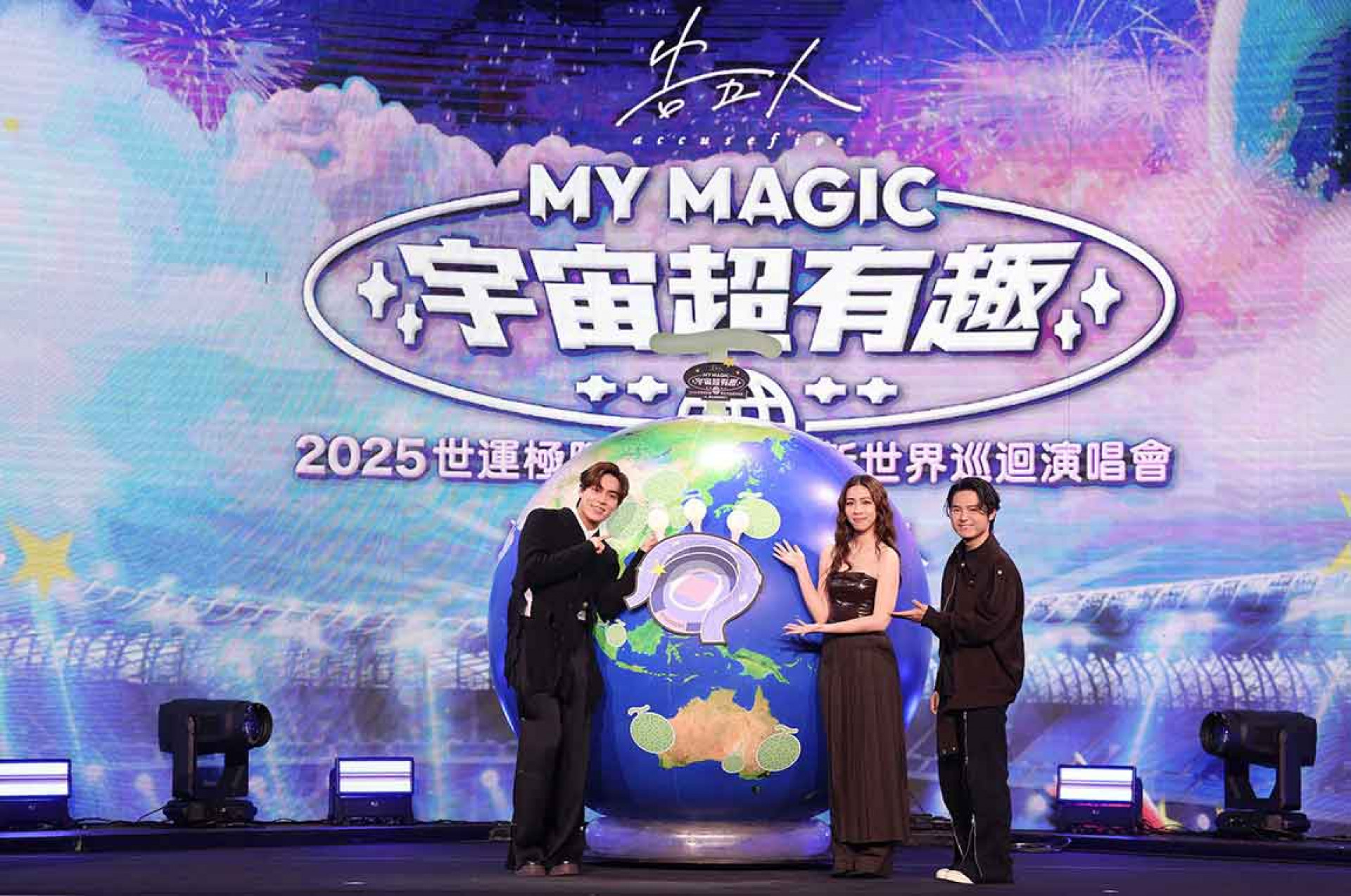 告五人將「哈瓜手燈」插旗「宇宙超有趣」巡演至最終目的地「高雄世運主場館」，象徵這趟旅程即將正式啟航。（相信音樂提供）