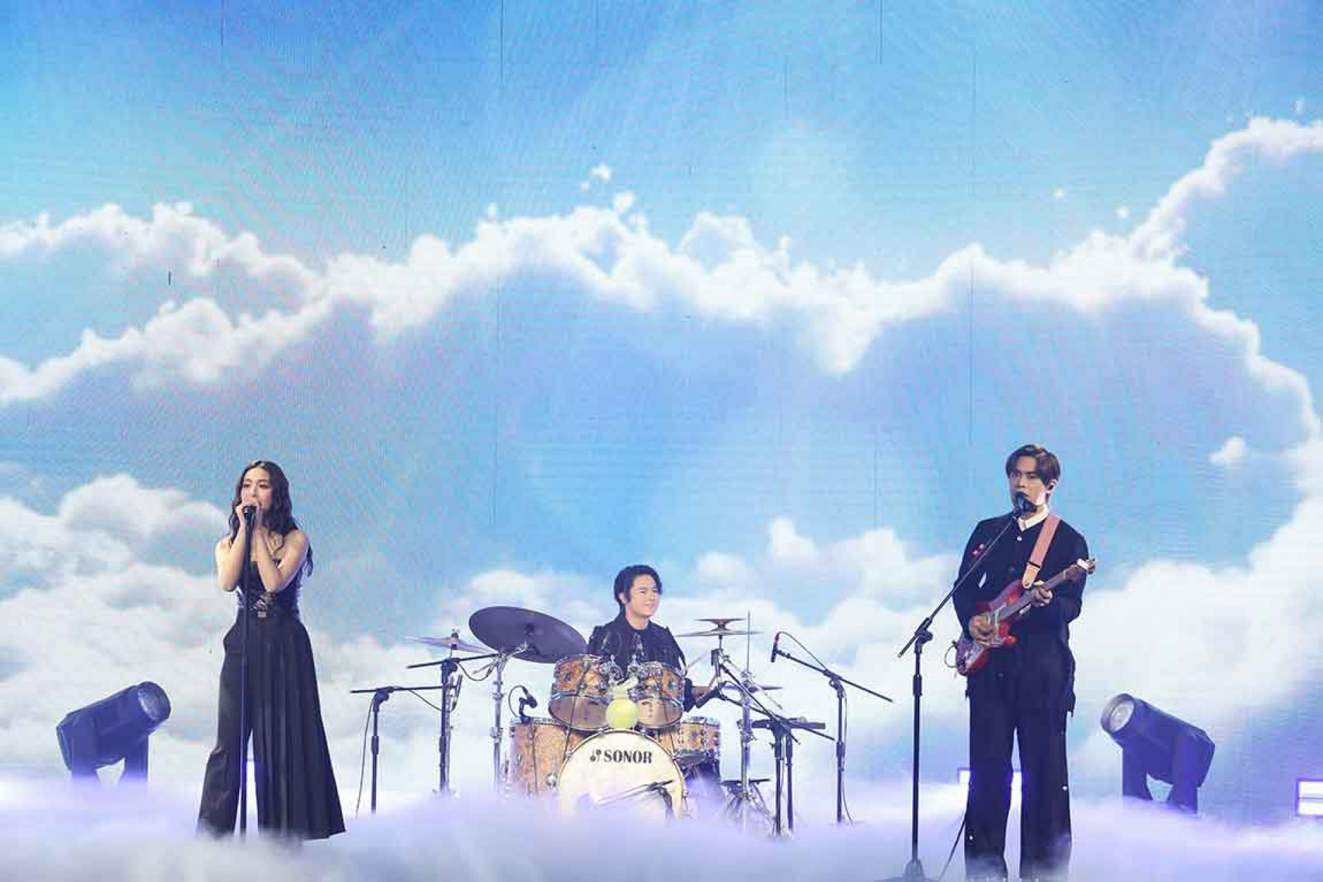 告五人演唱〈從未見過的海〉,整段表演結合雲海、世運主場館及煙火等元素,打造出震撼的視覺效果。(相信音樂提供)