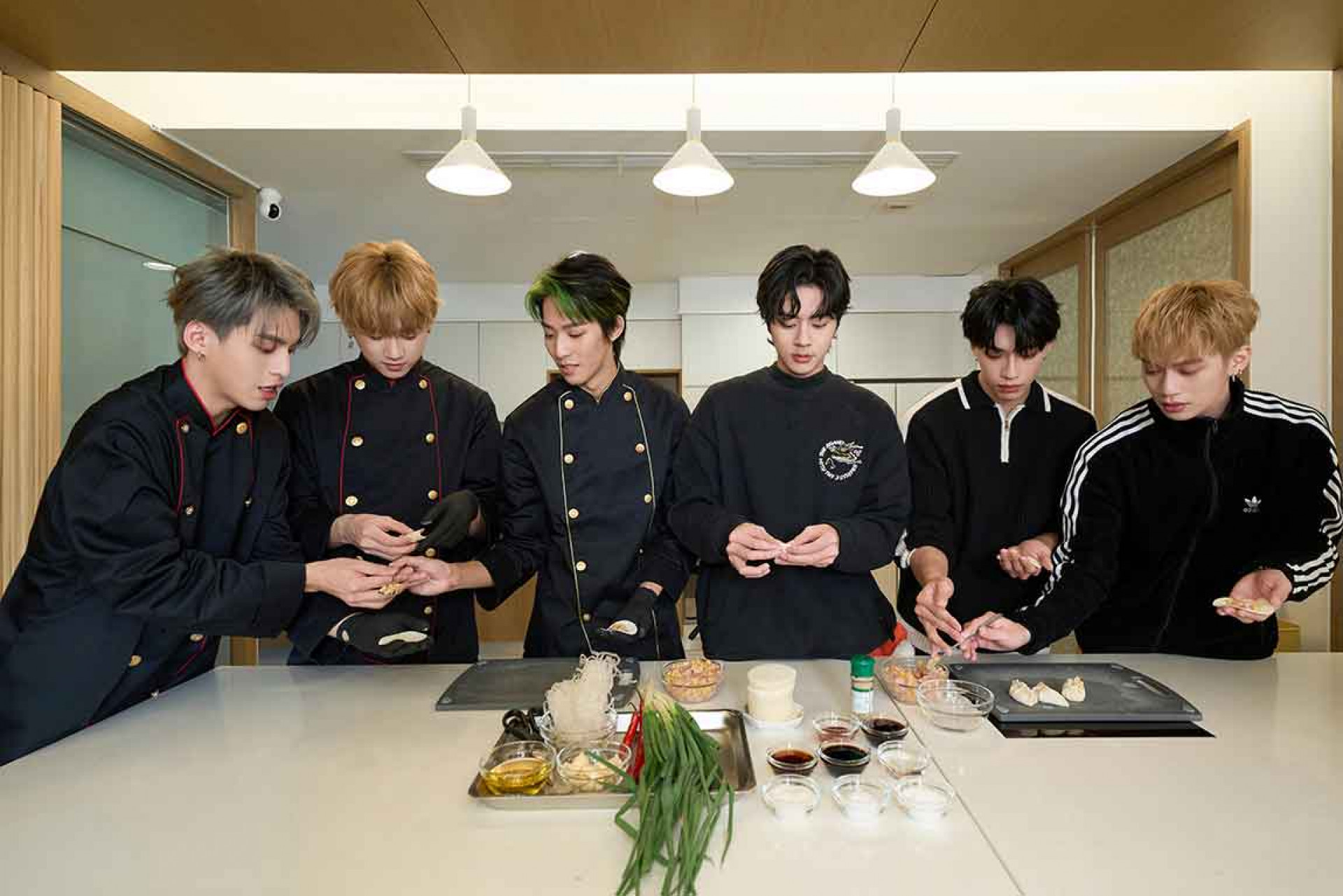 （左起）哲言、祖安、煥鈞、佳辰、文廷、子翔