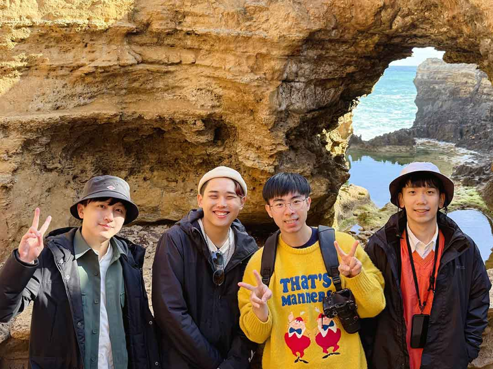 理想混蛋受邀至墨爾本oddshapes音樂節開唱,團員們偷閒到墨爾本大洋路參觀景點