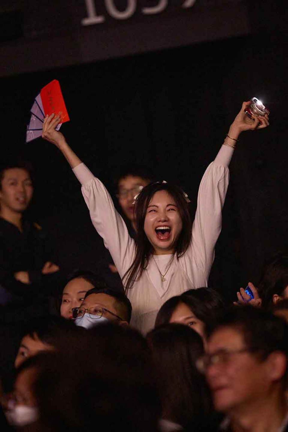 「春節限定場」放送特別的好康，親筆簽名100個紅包，幸運兒「摸」到紅包又叫又跳