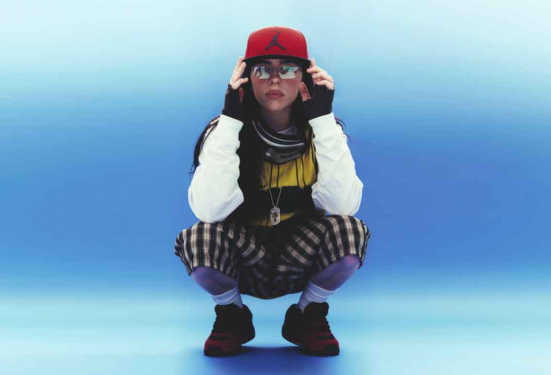 本屆入圍 7 項大獎的怪奇比莉（Billie Eilish）和親哥哥菲尼亞斯（FINNEAS）一起演出熱門單曲榜冠軍〈BIRDS OF A FEATHER〉---環球音樂提供