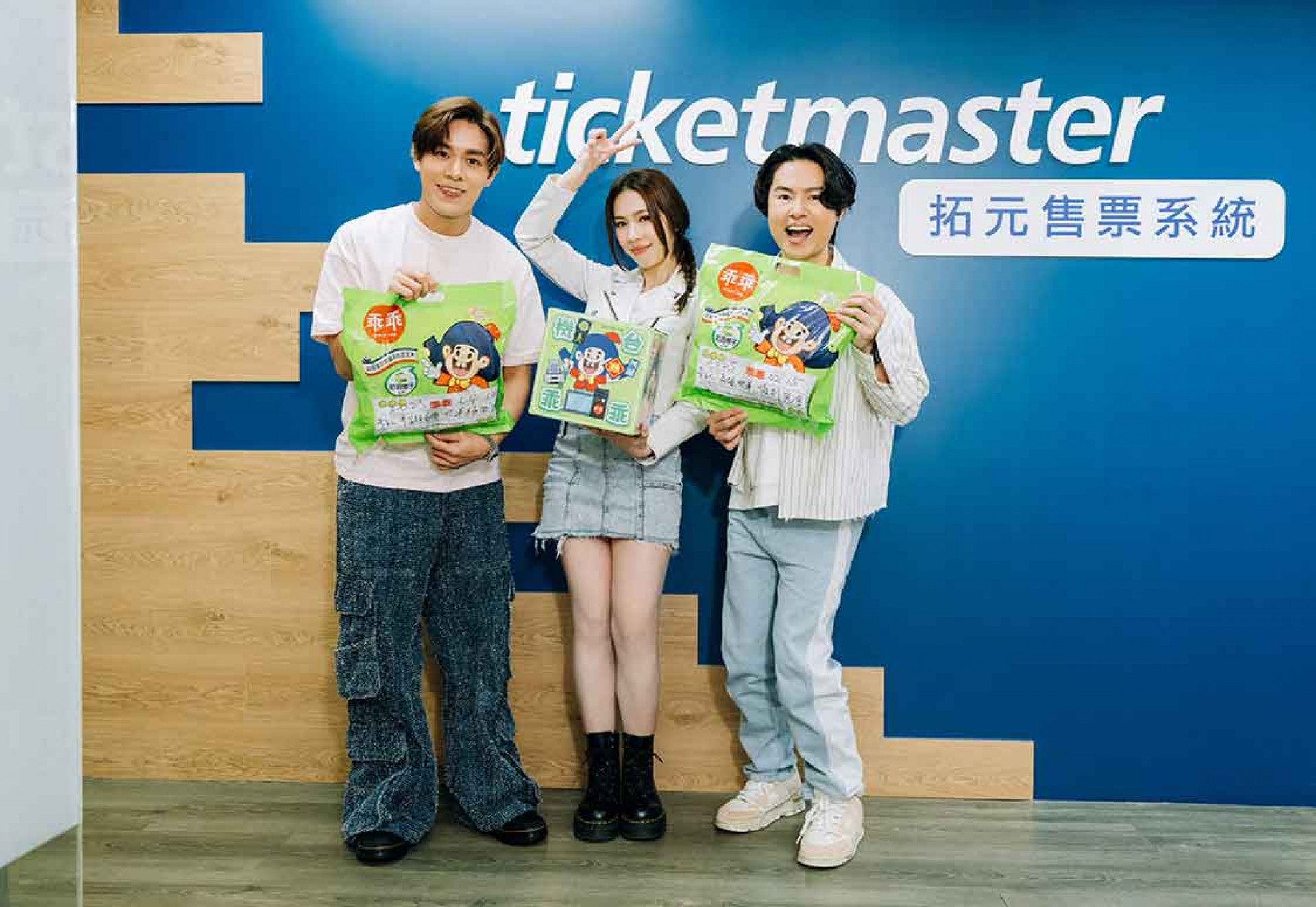 告五人錄音前專程帶「乖乖」至拓元售票系統辦公室探班，希望大家搶票順利。（相信音樂提供）