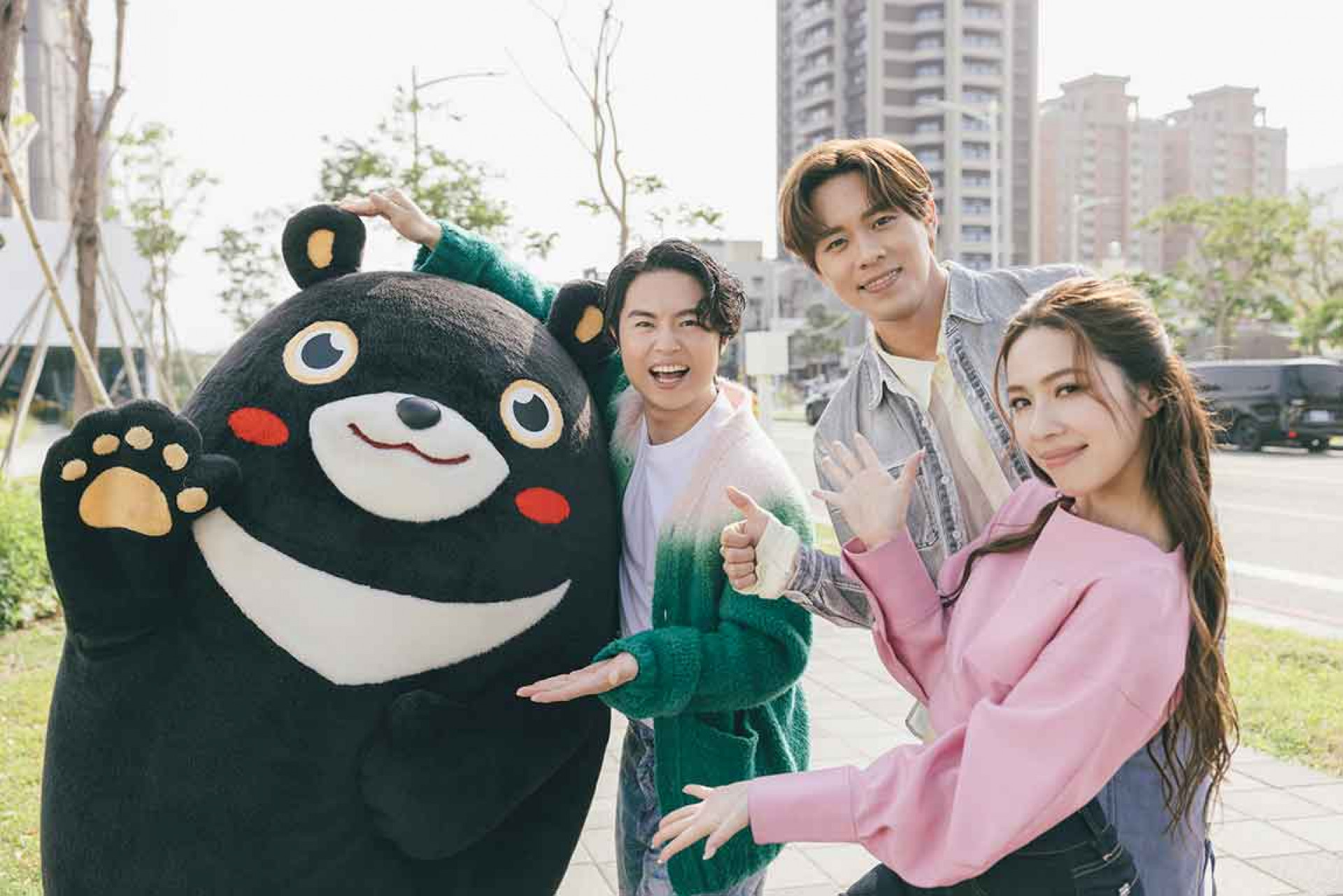 告五人與高雄熊一起推薦熱門景點,邀請哈瓜們一起「趣」高雄音樂+觀光之旅。(相信音樂提供)