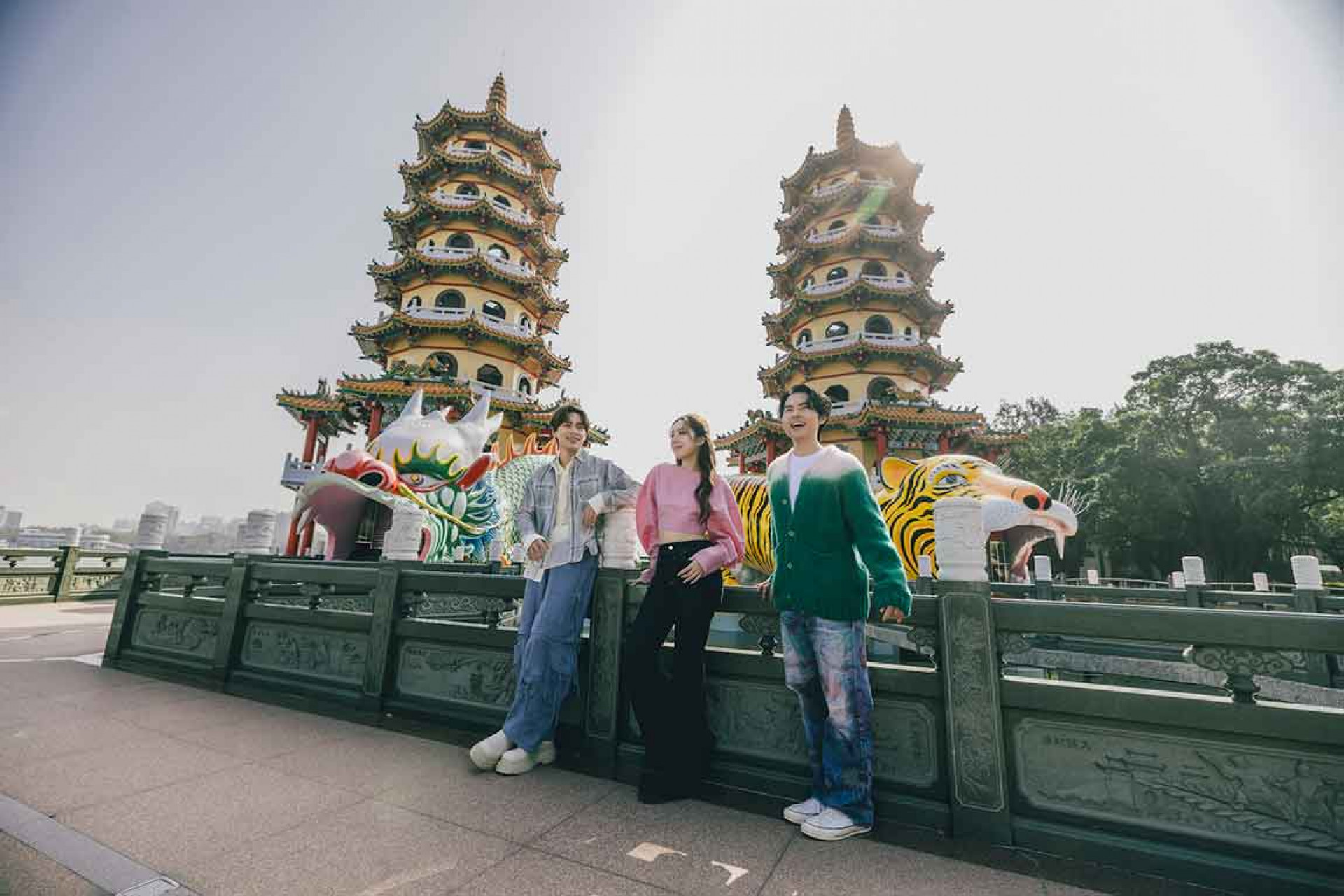 告五人前往高雄龍虎塔。(相信音樂提供)