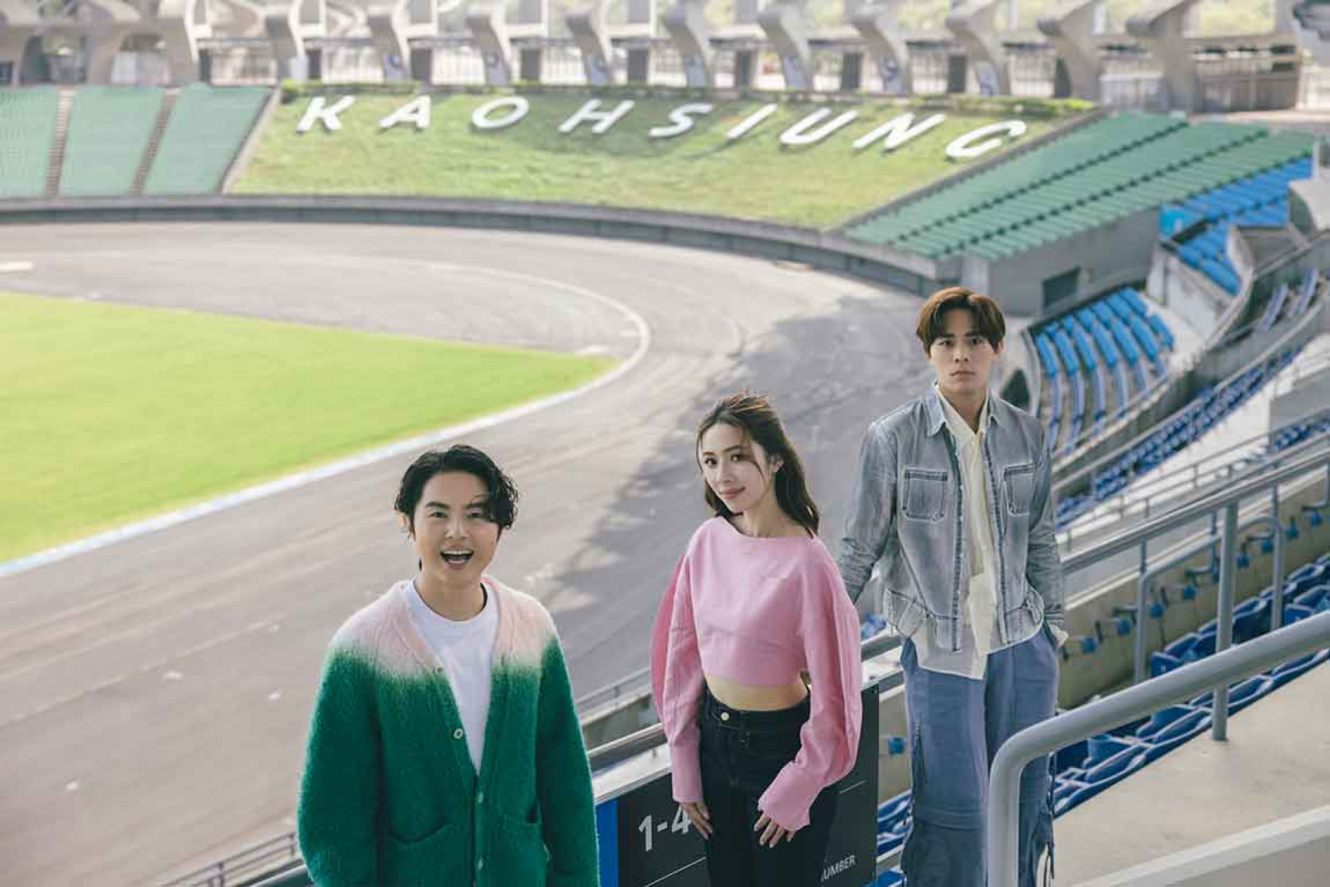 告五人馬不停蹄工作滿檔 為求完美特排除萬難、前往高雄世運主場館為前置作業「場勘監工」(相信音樂提供)