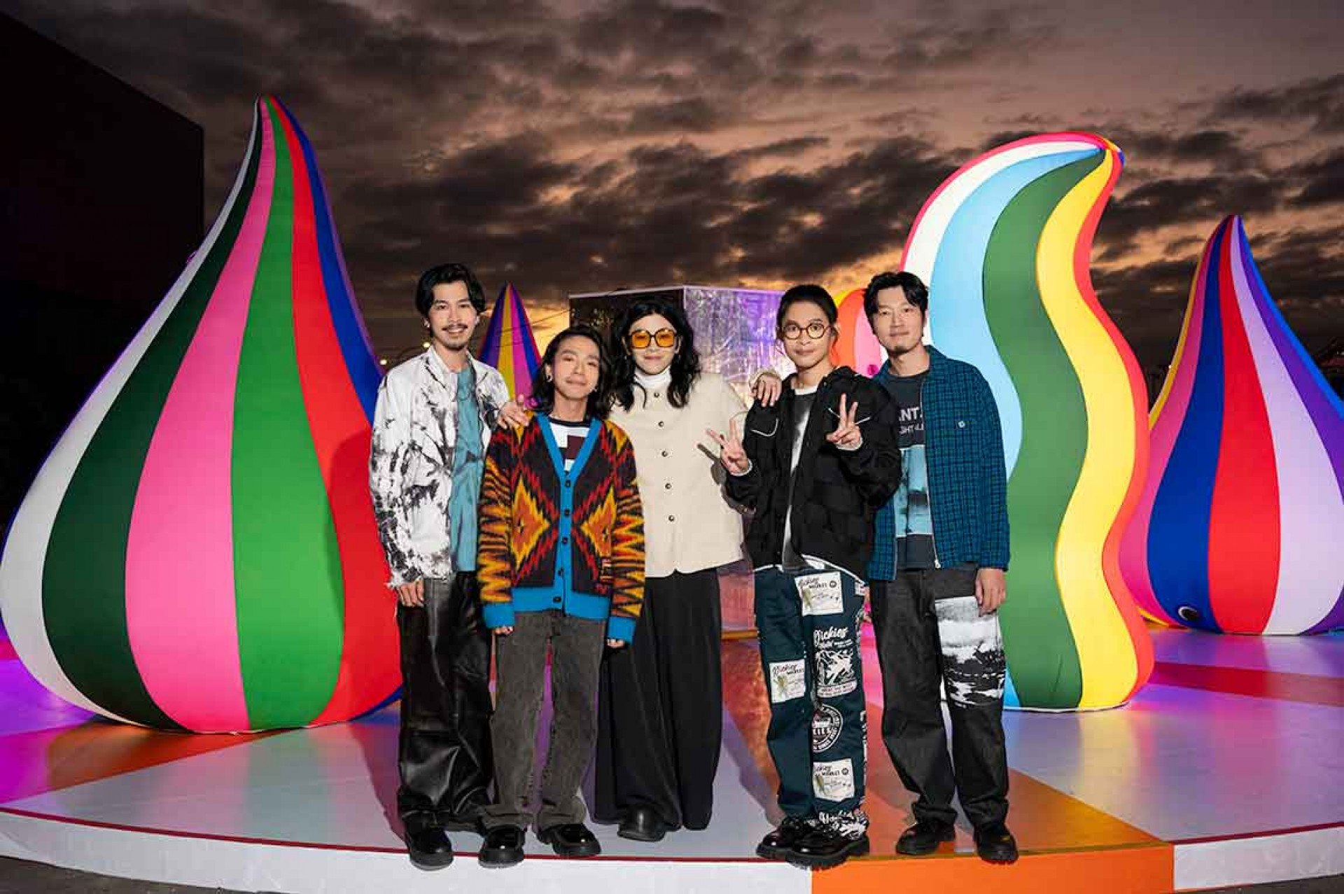 麋先生走進以馬戲團沉浸式樂園為主題的「青春光劇場」燈區。(相信音樂提供)